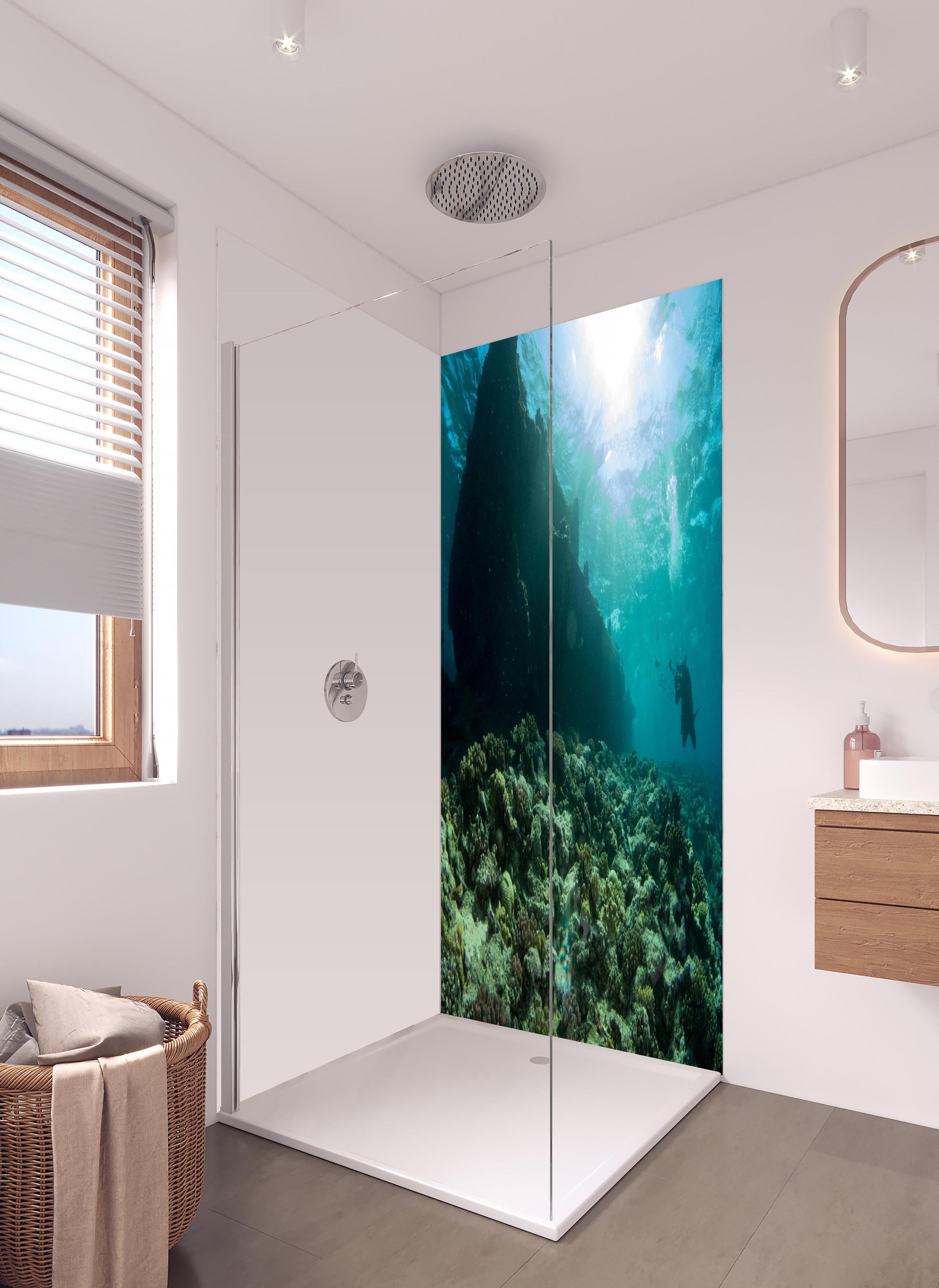 Duschrückwand - Meeresboden mit Unterwasserleben in hellem Badezimmer mit Regenduschkopf - zweiteilige Eck-Duschrückwand