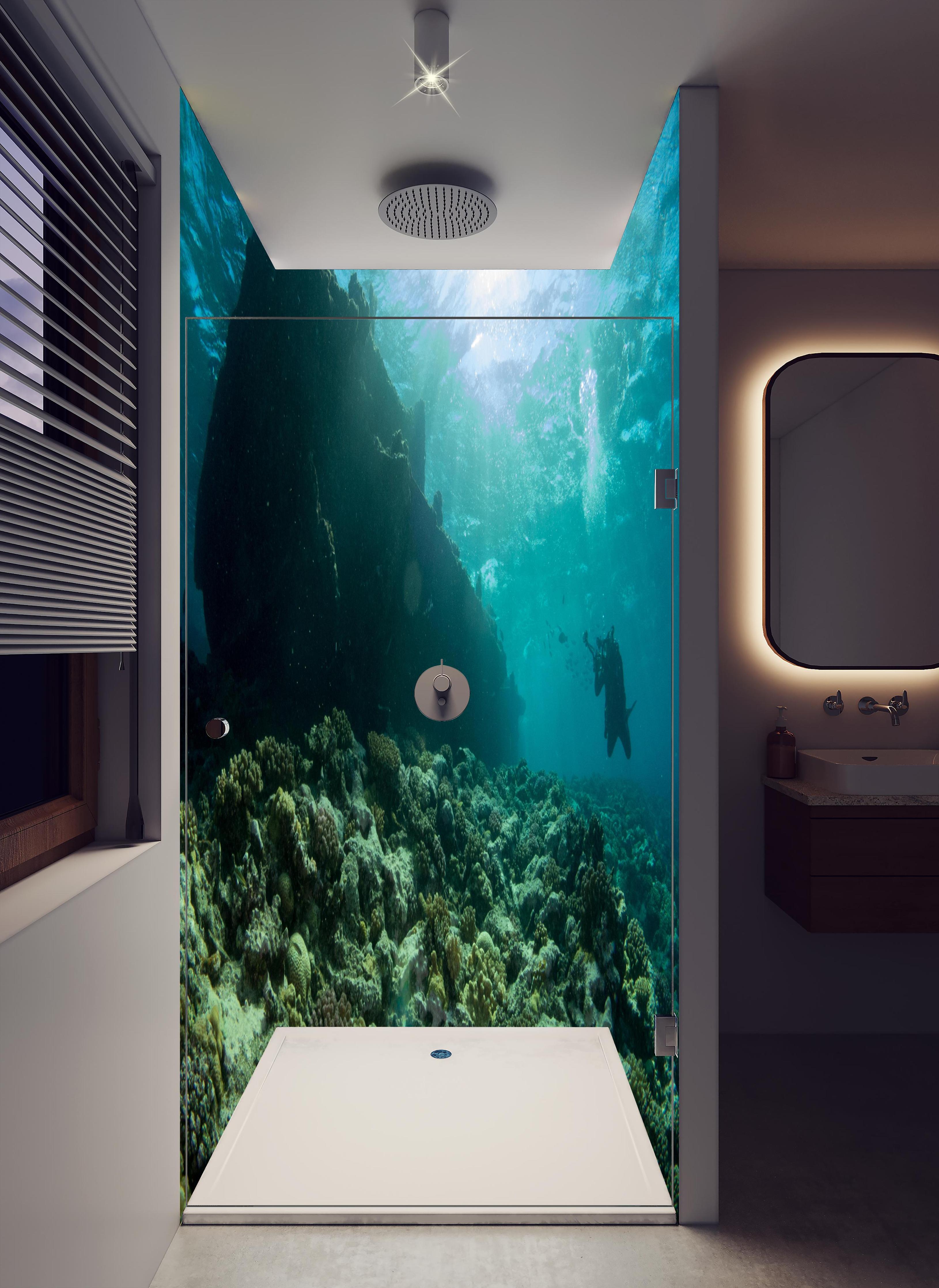 Duschrückwand - Meeresboden mit Unterwasserleben in hellem Badezimmer mit Regenduschkopf - zweiteilige Eck-Duschrückwand