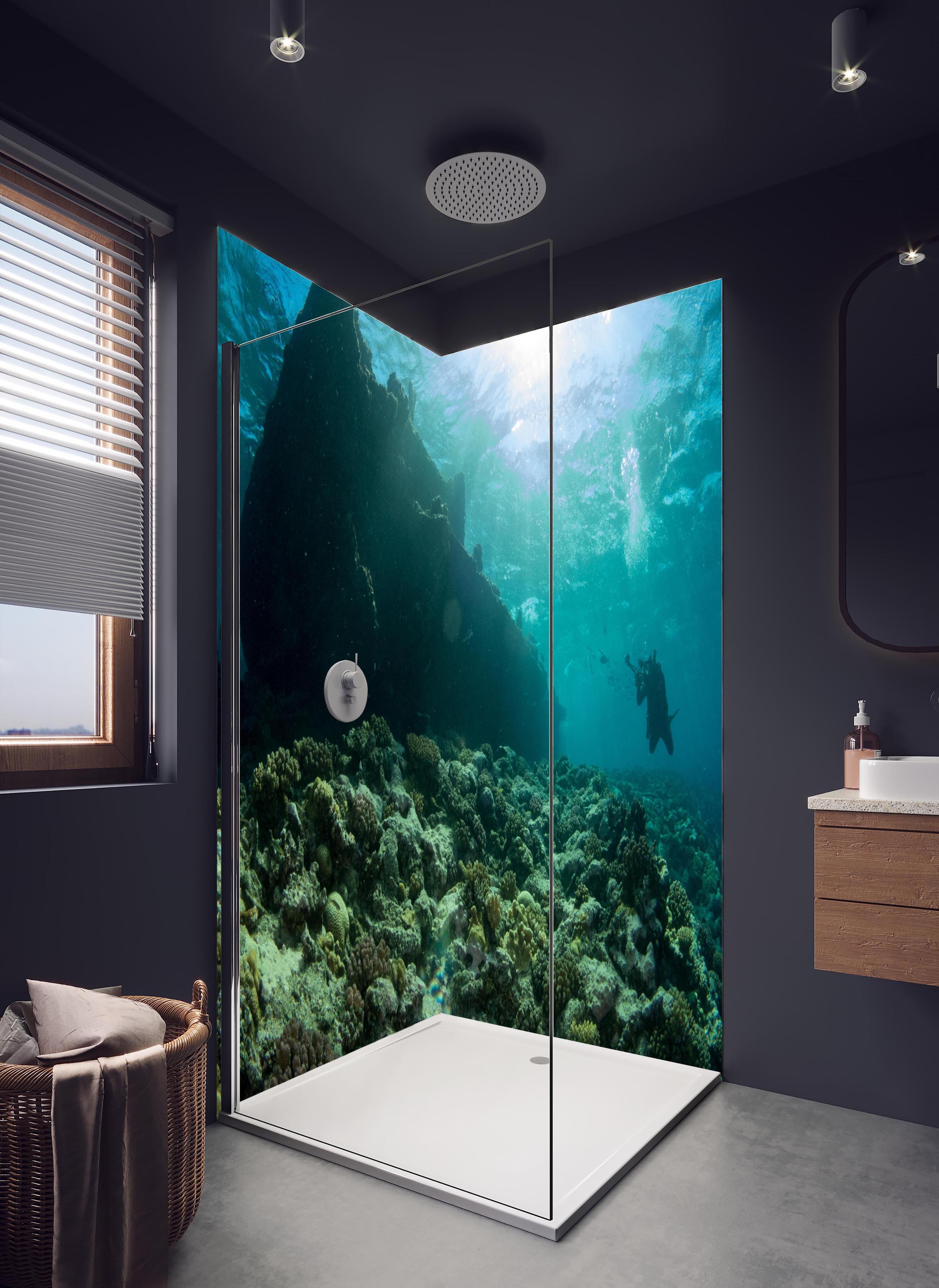 Duschrückwand - Meeresboden mit Unterwasserleben in hellem Badezimmer mit Regenduschkopf - zweiteilige Eck-Duschrückwand