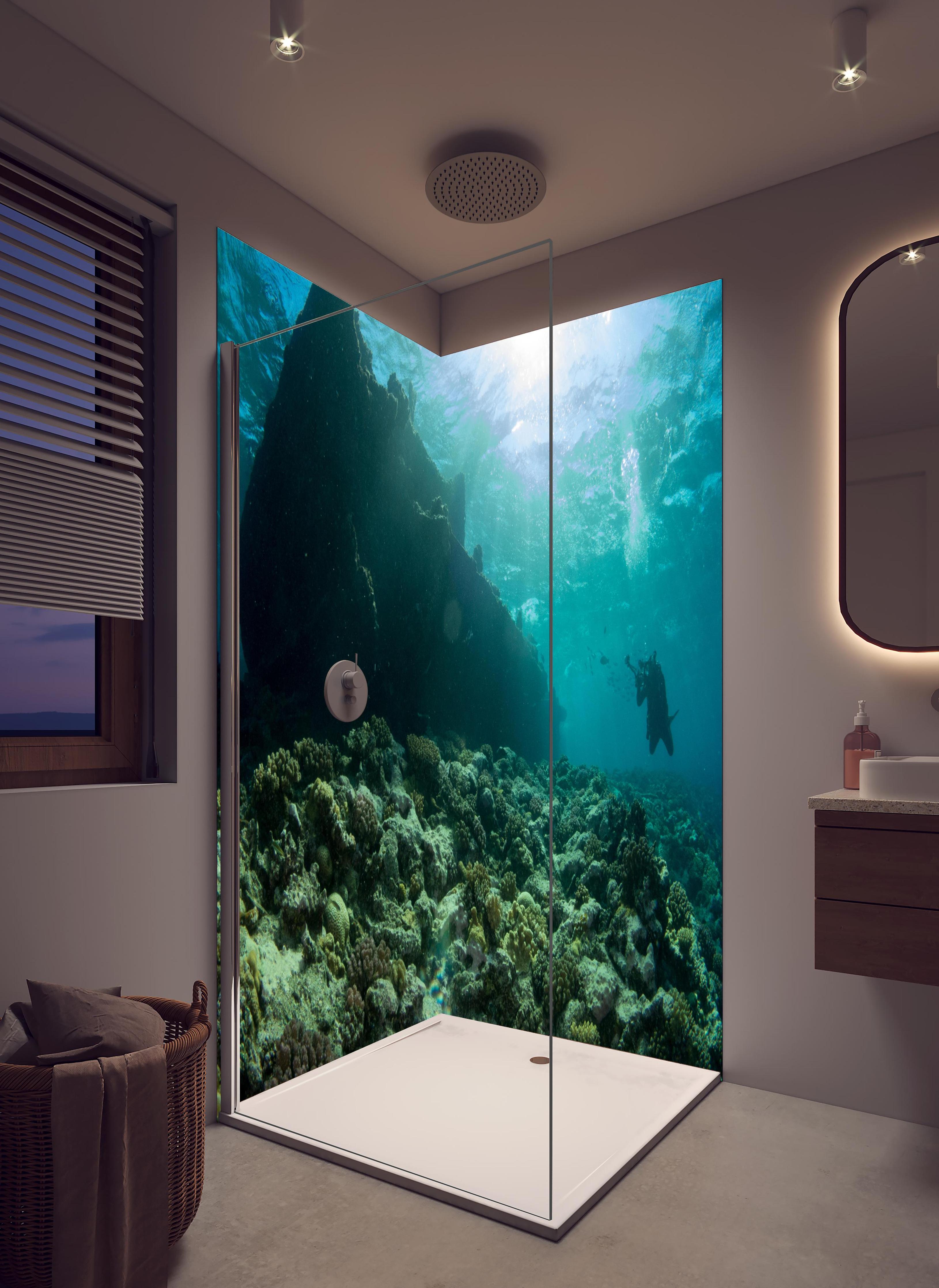 Duschrückwand - Meeresboden mit Unterwasserleben in hellem Badezimmer mit Regenduschkopf - zweiteilige Eck-Duschrückwand