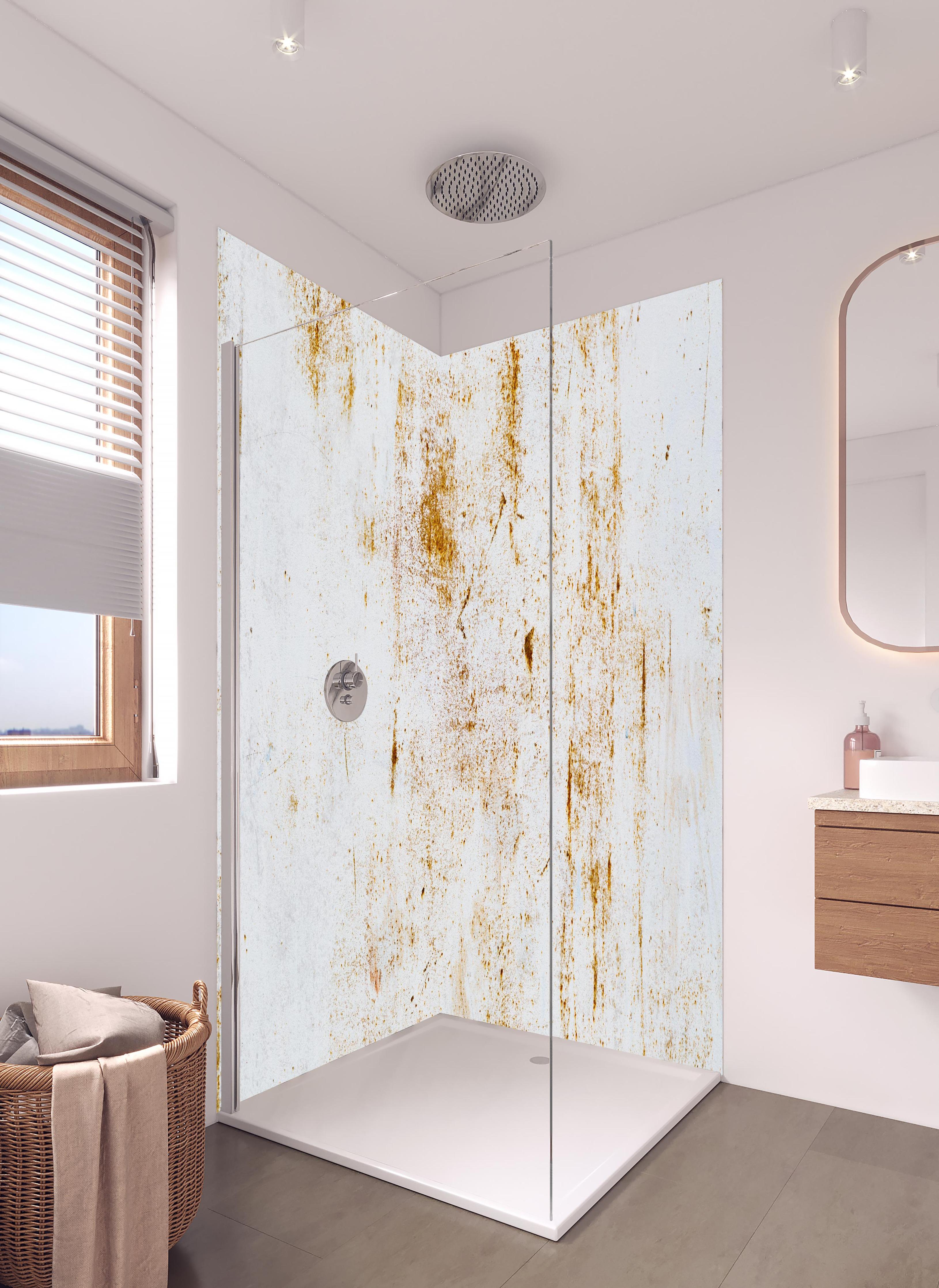 Duschrückwand - Metall mit rauer Rostoberfläche in hellem Badezimmer mit Regenduschkopf - zweiteilige Eck-Duschrückwand