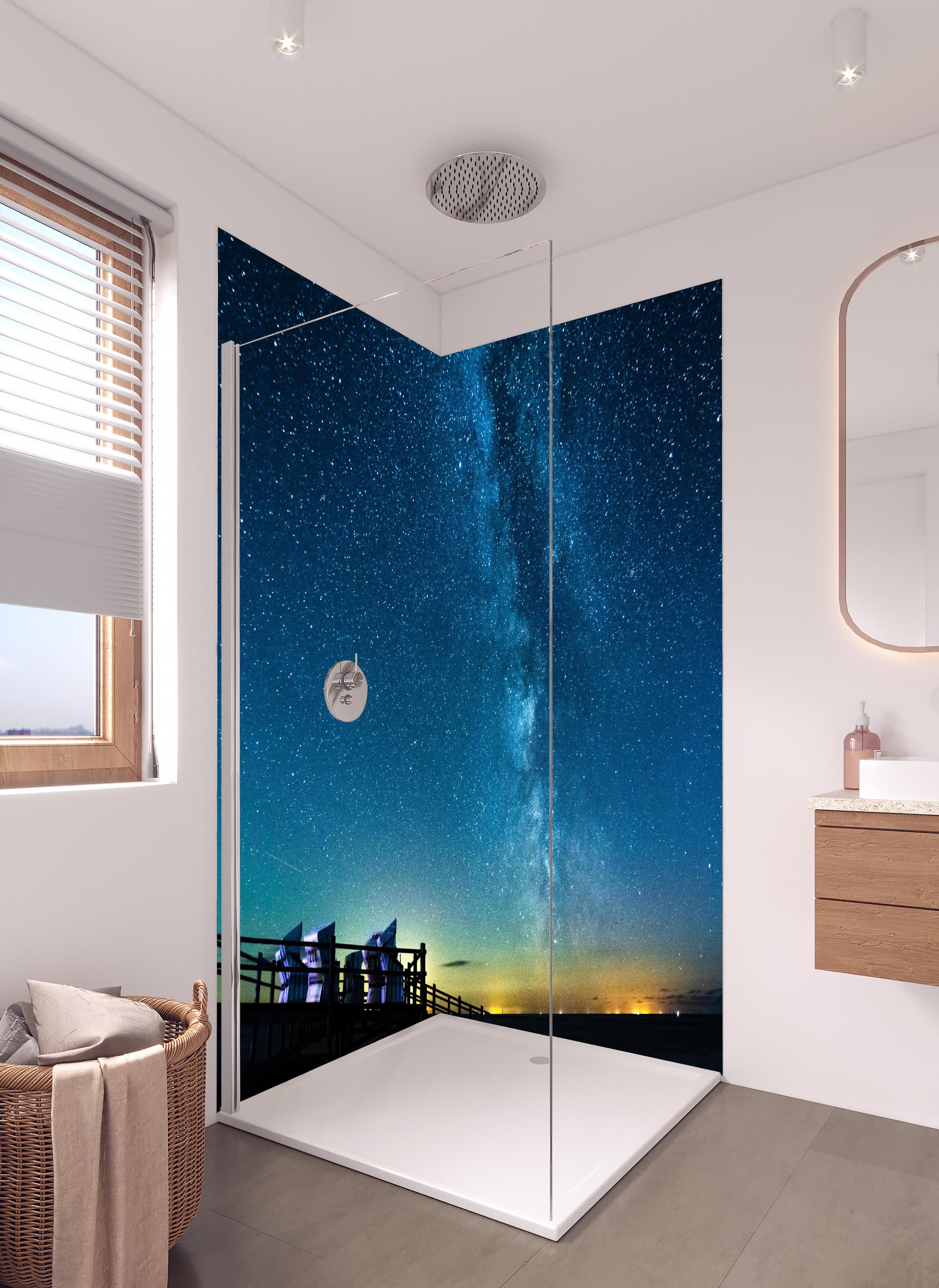 Duschrückwand - Milchstraße bei Nacht über der Nordsee in hellem Badezimmer mit Regenduschkopf - zweiteilige Eck-Duschrückwand