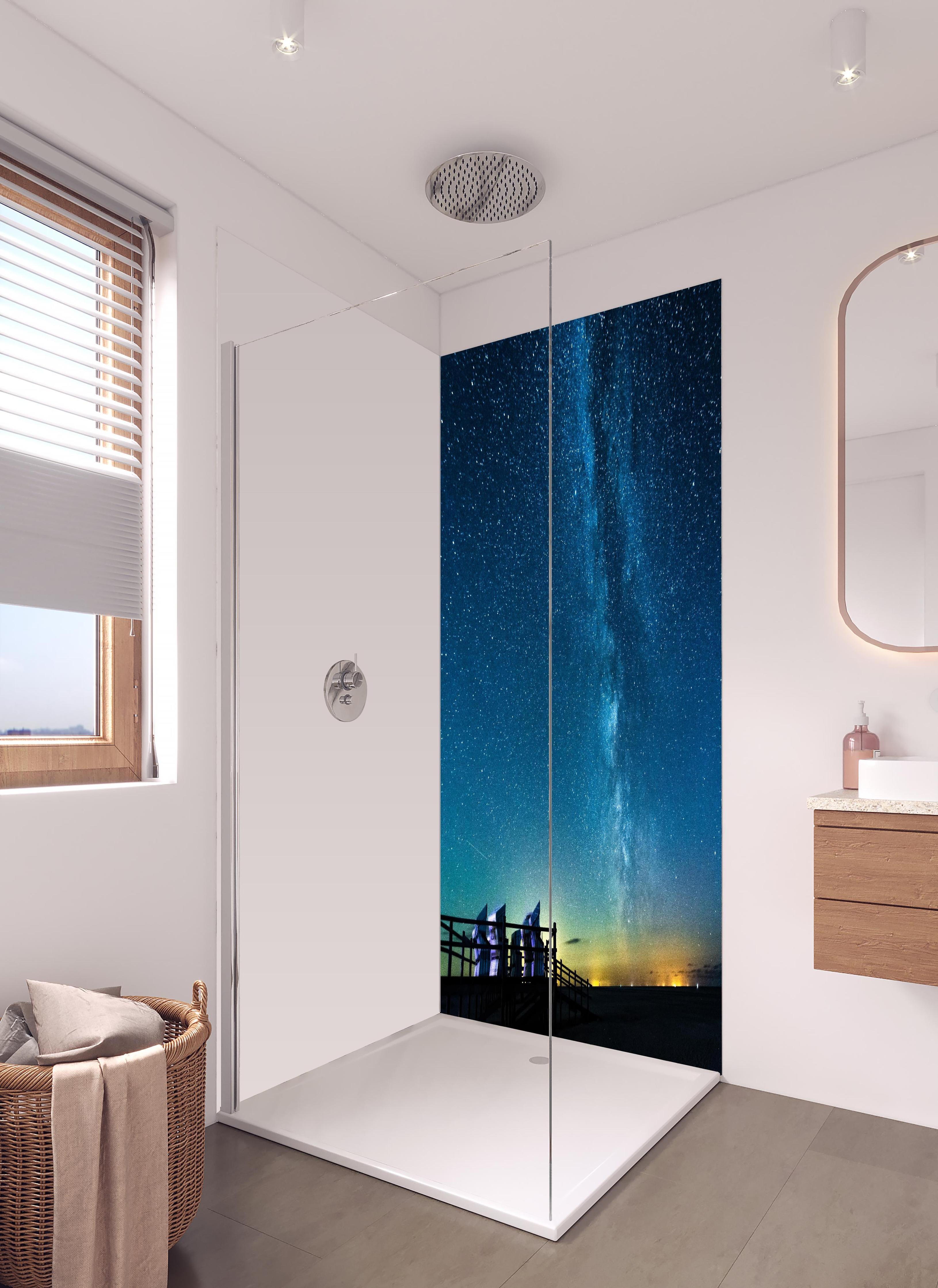 Duschrückwand - Milchstraße bei Nacht über der Nordsee in hellem Badezimmer mit Regenduschkopf - zweiteilige Eck-Duschrückwand