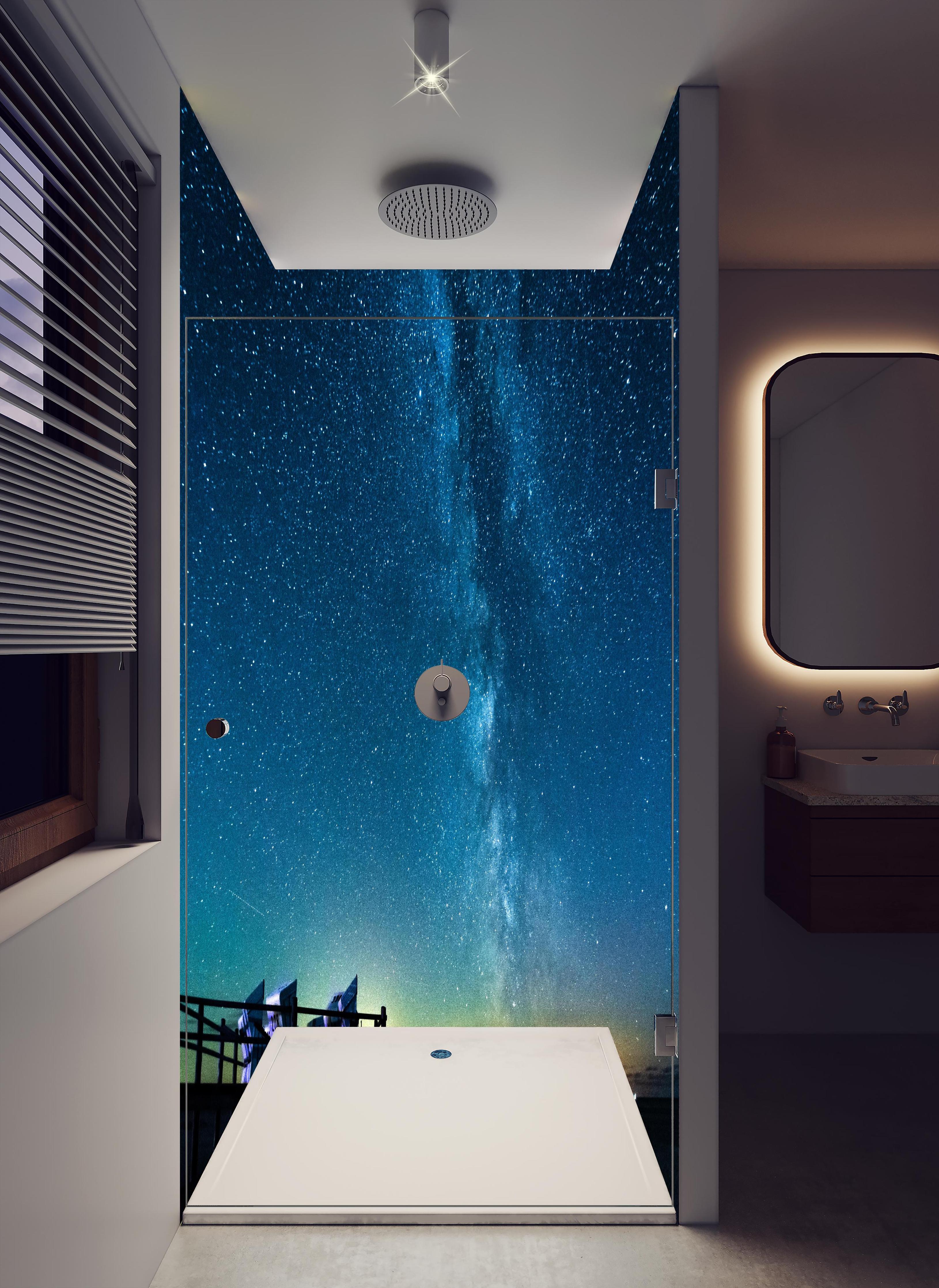 Duschrückwand - Milchstraße bei Nacht über der Nordsee in hellem Badezimmer mit Regenduschkopf - zweiteilige Eck-Duschrückwand