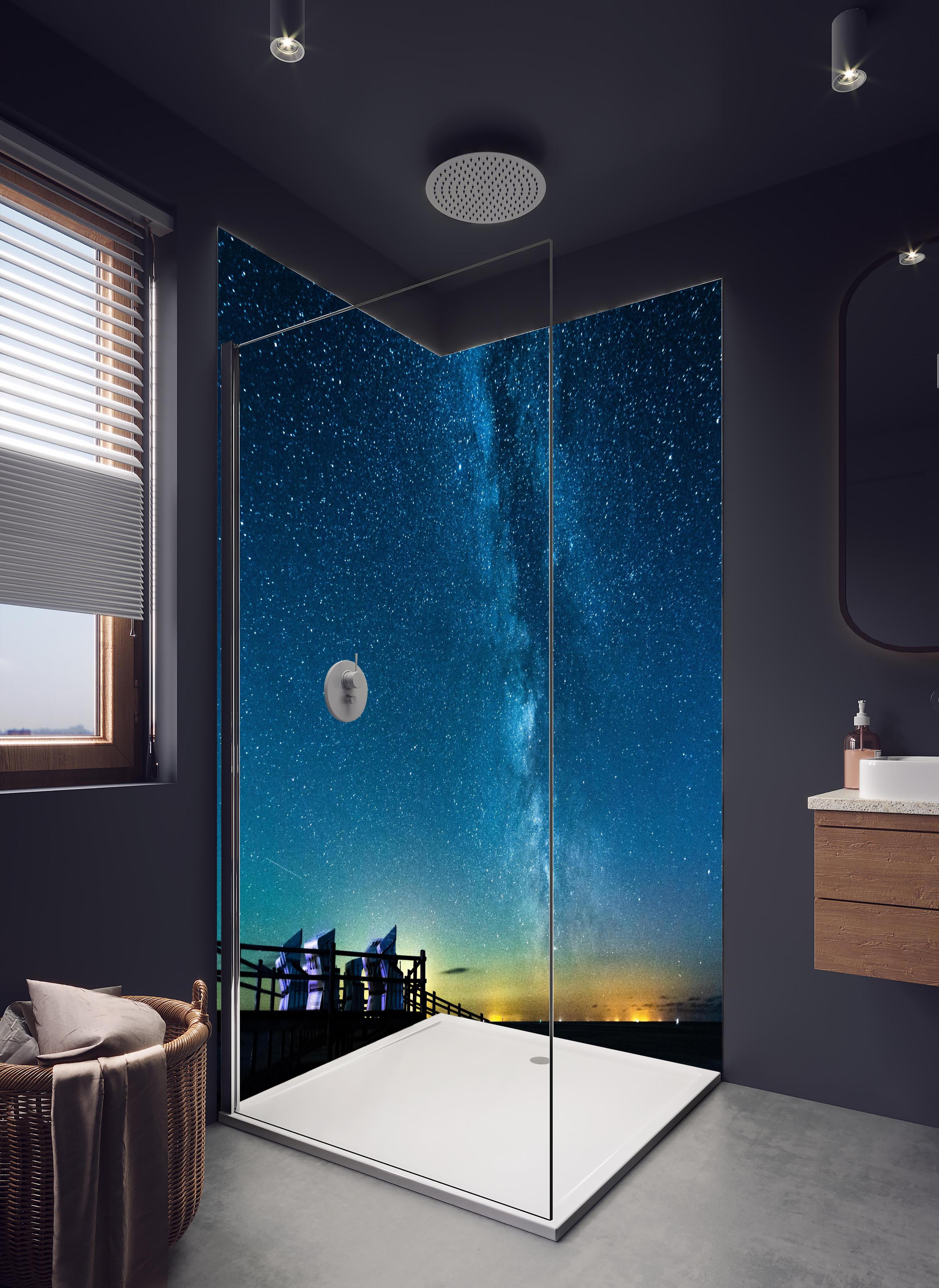 Duschrückwand - Milchstraße bei Nacht über der Nordsee in hellem Badezimmer mit Regenduschkopf - zweiteilige Eck-Duschrückwand