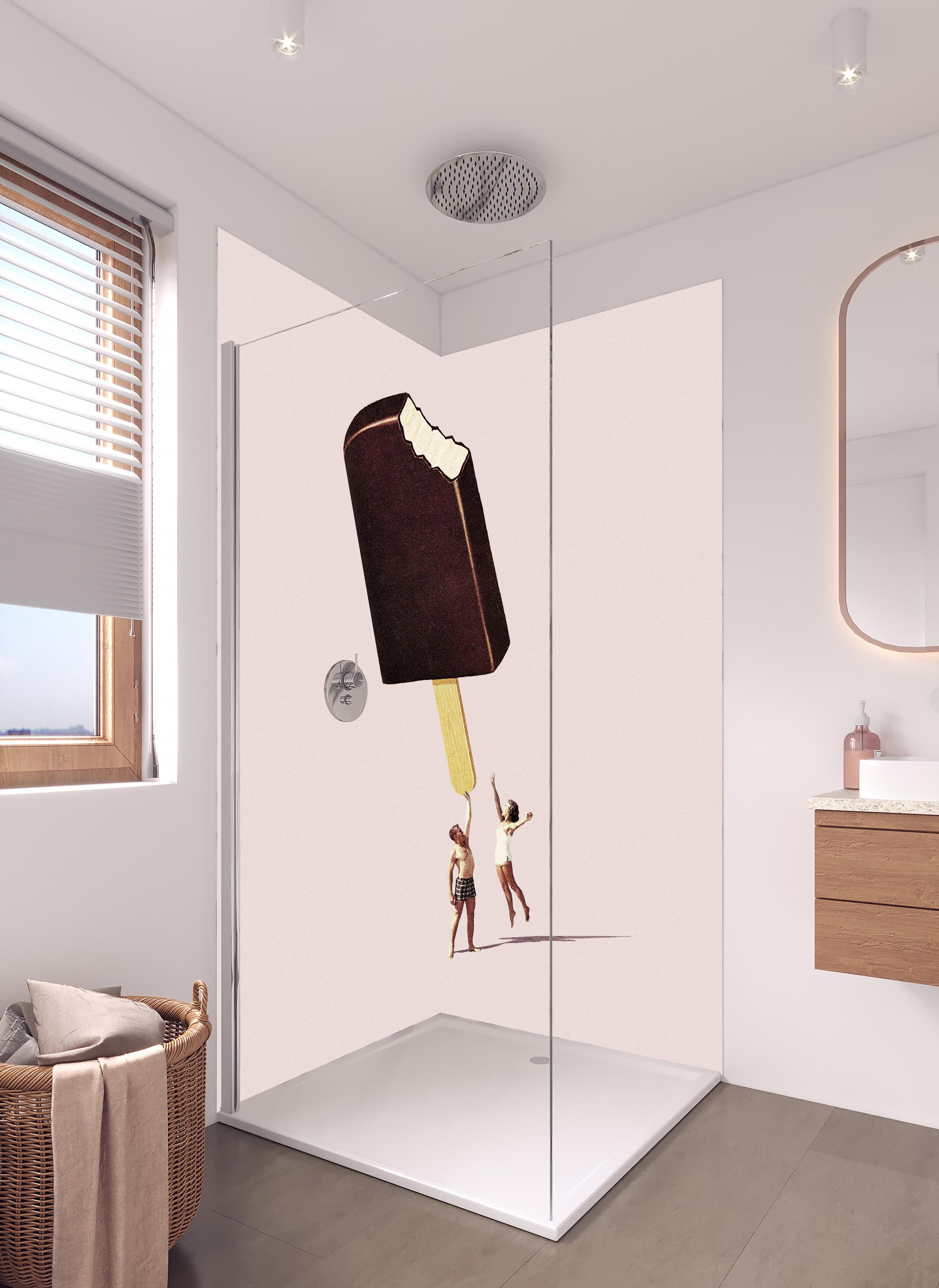 Duschrückwand - Miniatur Menschen halten Eis in hellem Badezimmer mit Regenduschkopf - zweiteilige Eck-Duschrückwand