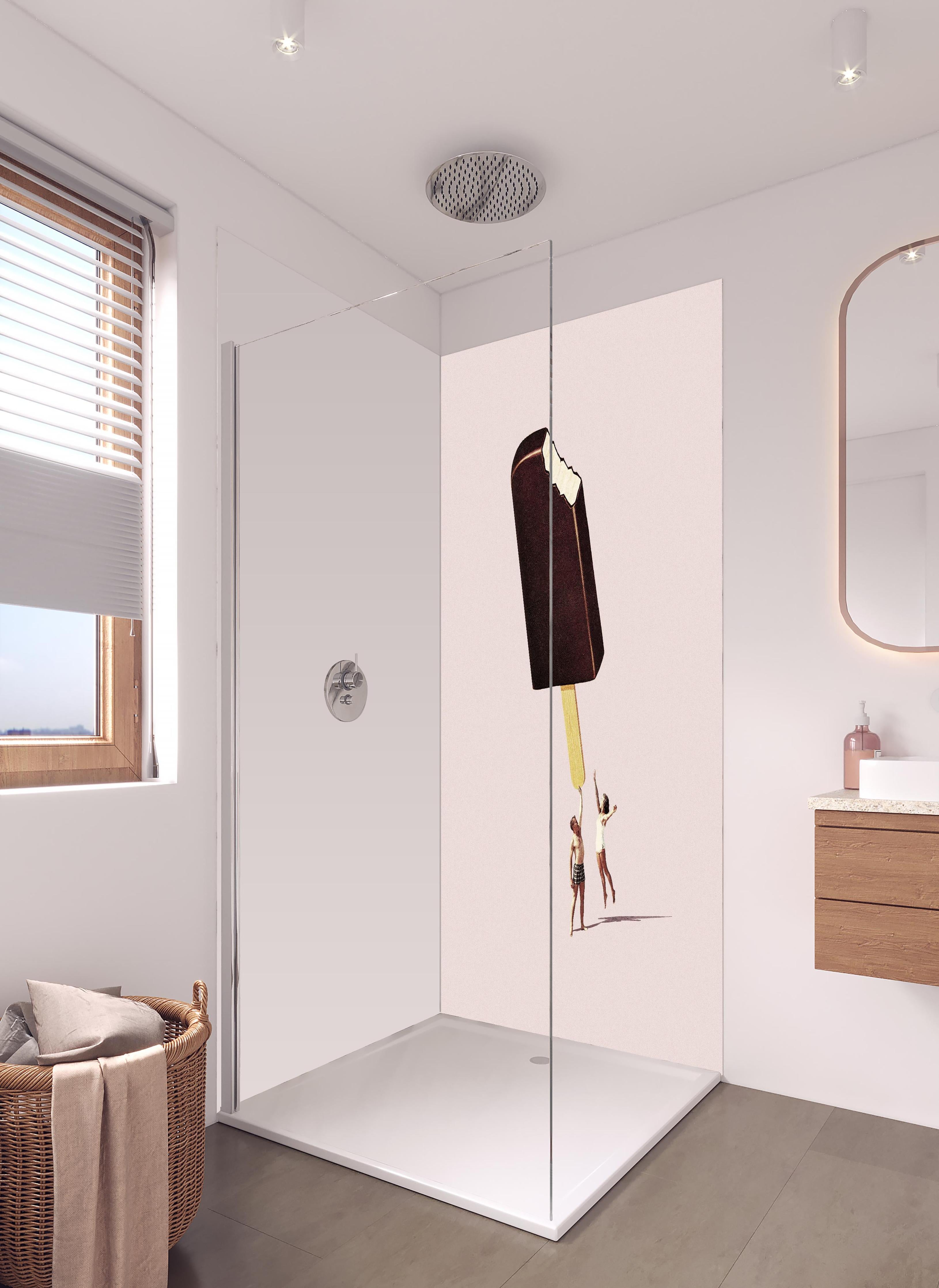 Duschrückwand - Miniatur Menschen halten Eis in hellem Badezimmer mit Regenduschkopf - zweiteilige Eck-Duschrückwand