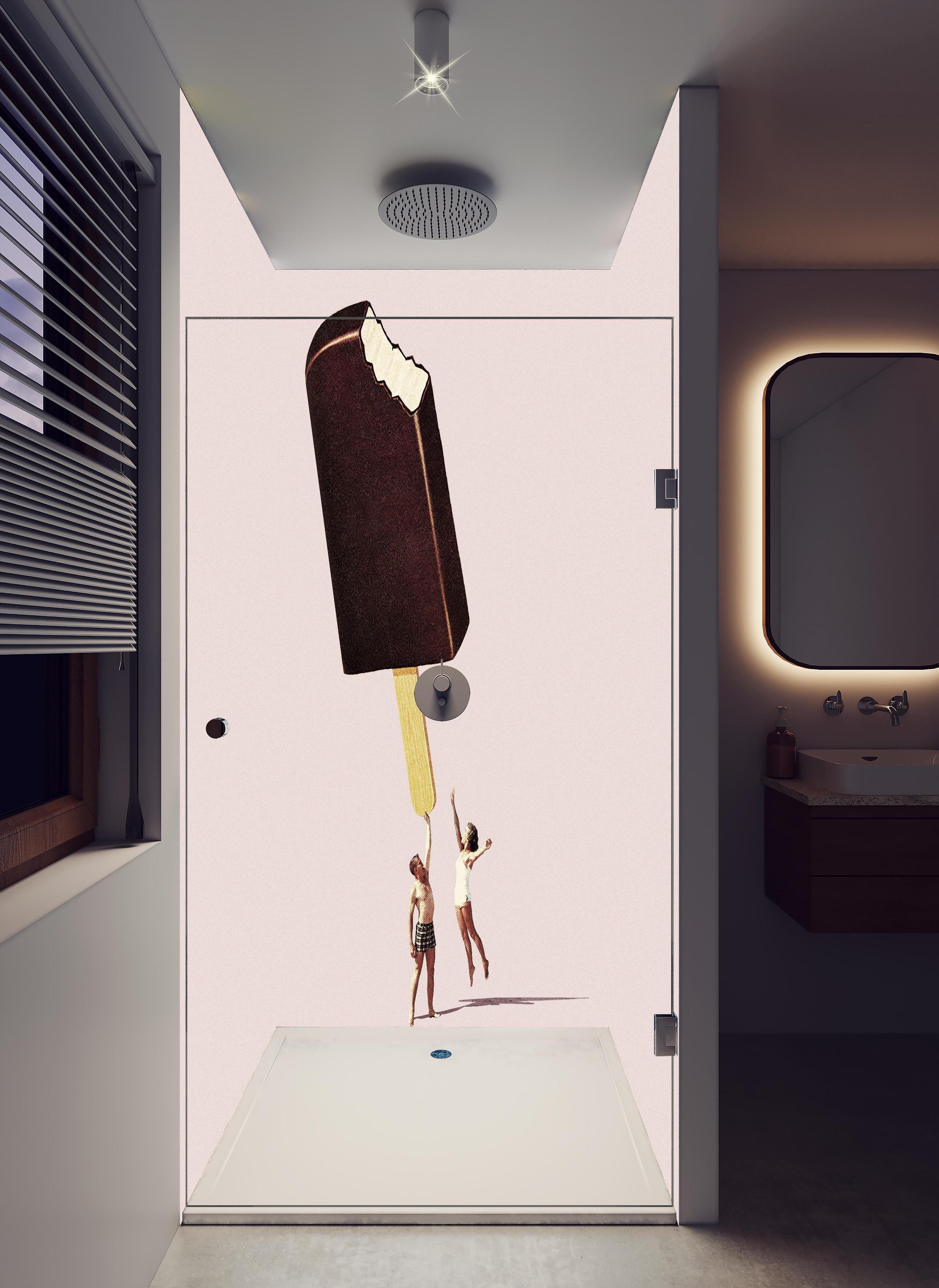 Duschrückwand - Miniatur Menschen halten Eis in hellem Badezimmer mit Regenduschkopf - zweiteilige Eck-Duschrückwand