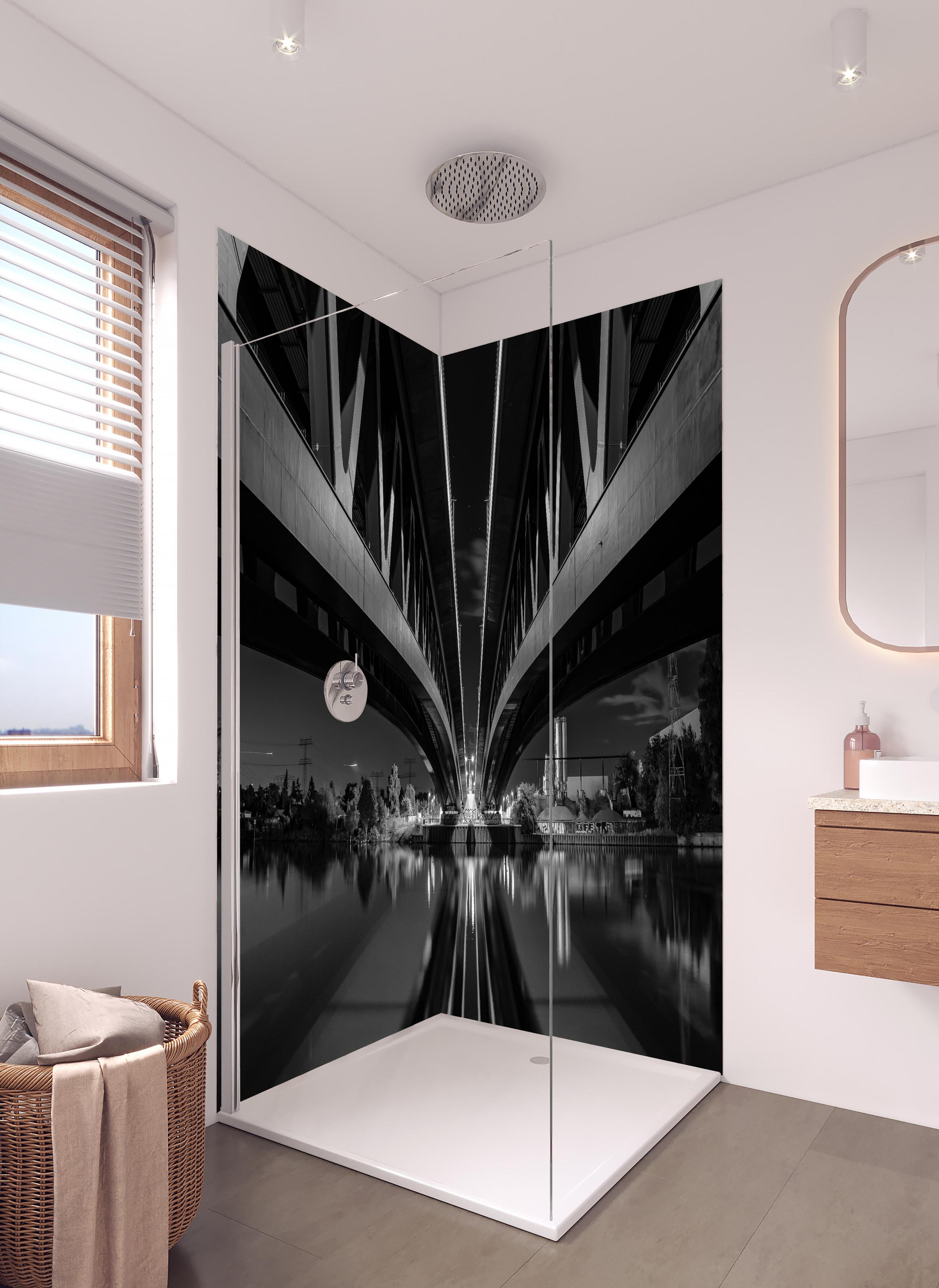 Duschrückwand - Minna Todenhagen Brücke in hellem Badezimmer mit Regenduschkopf - zweiteilige Eck-Duschrückwand