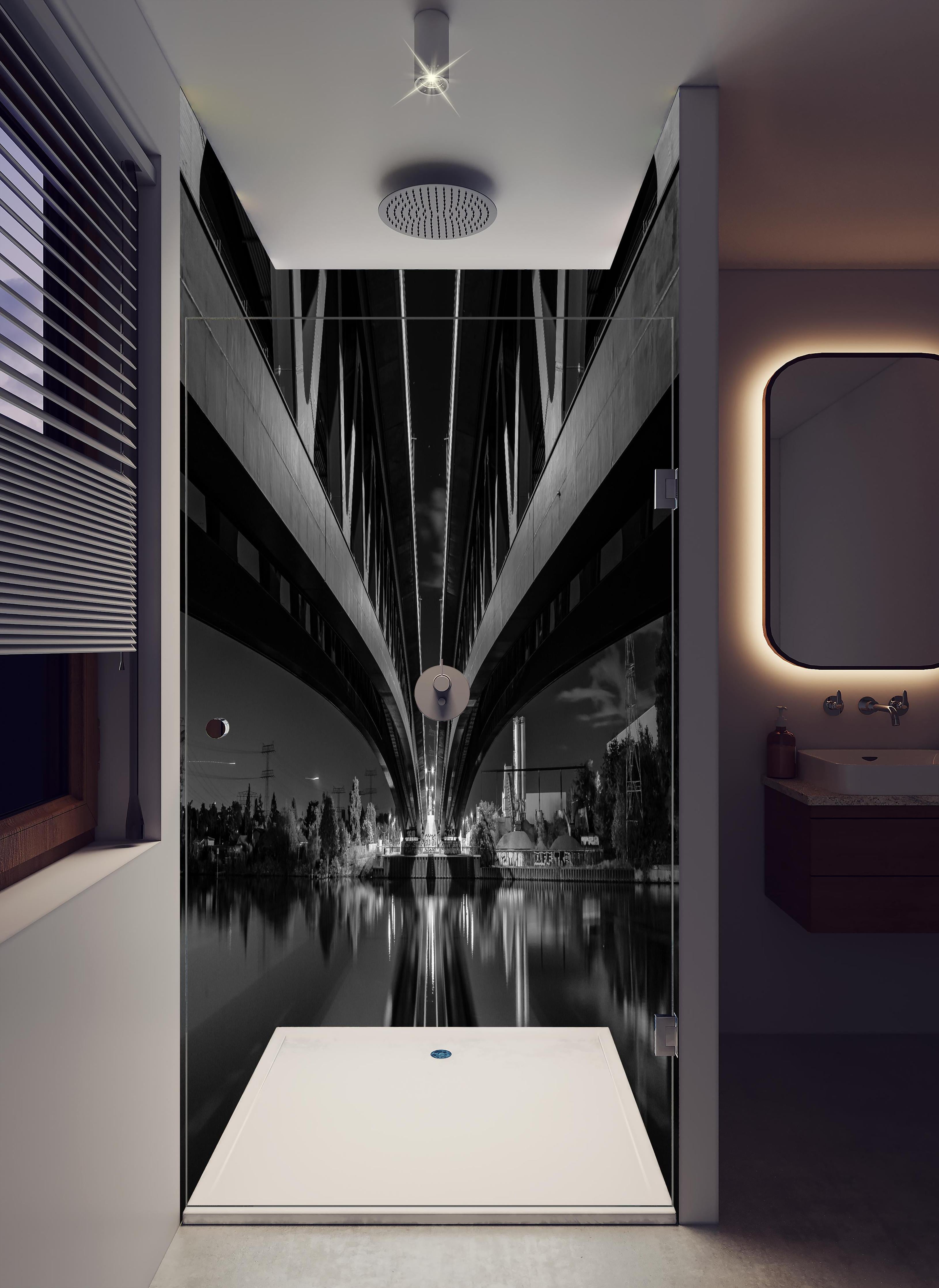 Duschrückwand - Minna Todenhagen Brücke in hellem Badezimmer mit Regenduschkopf - zweiteilige Eck-Duschrückwand