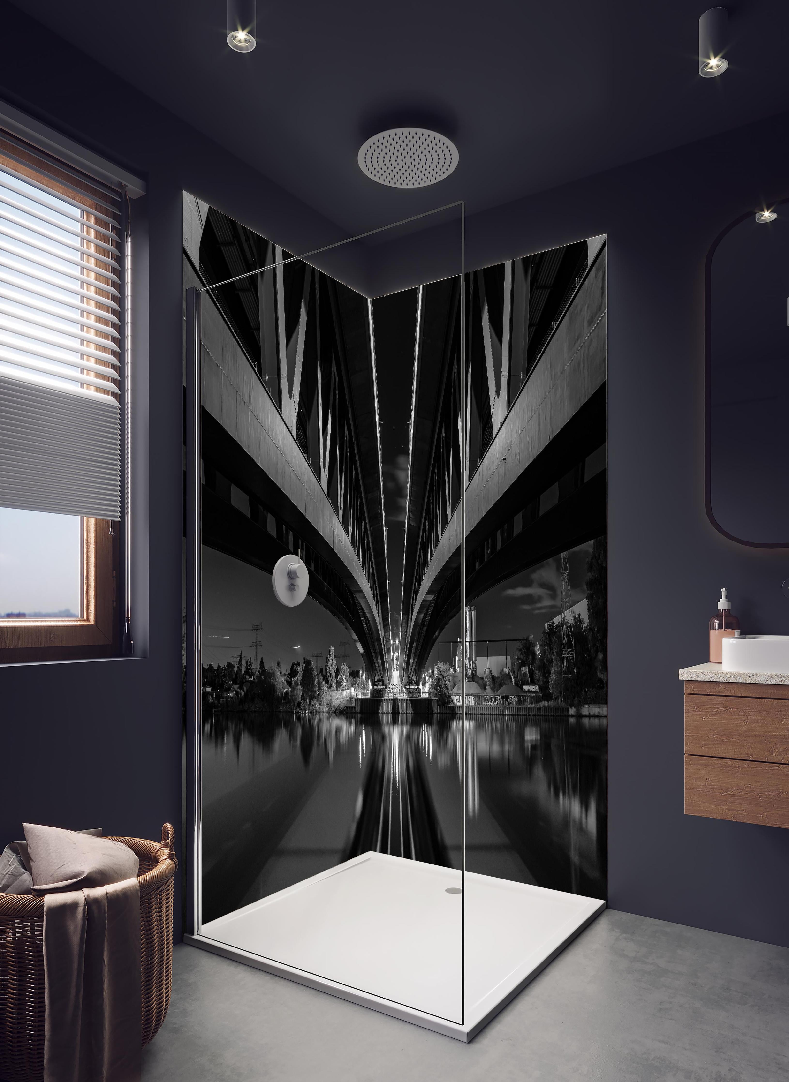 Duschrückwand - Minna Todenhagen Brücke in hellem Badezimmer mit Regenduschkopf - zweiteilige Eck-Duschrückwand