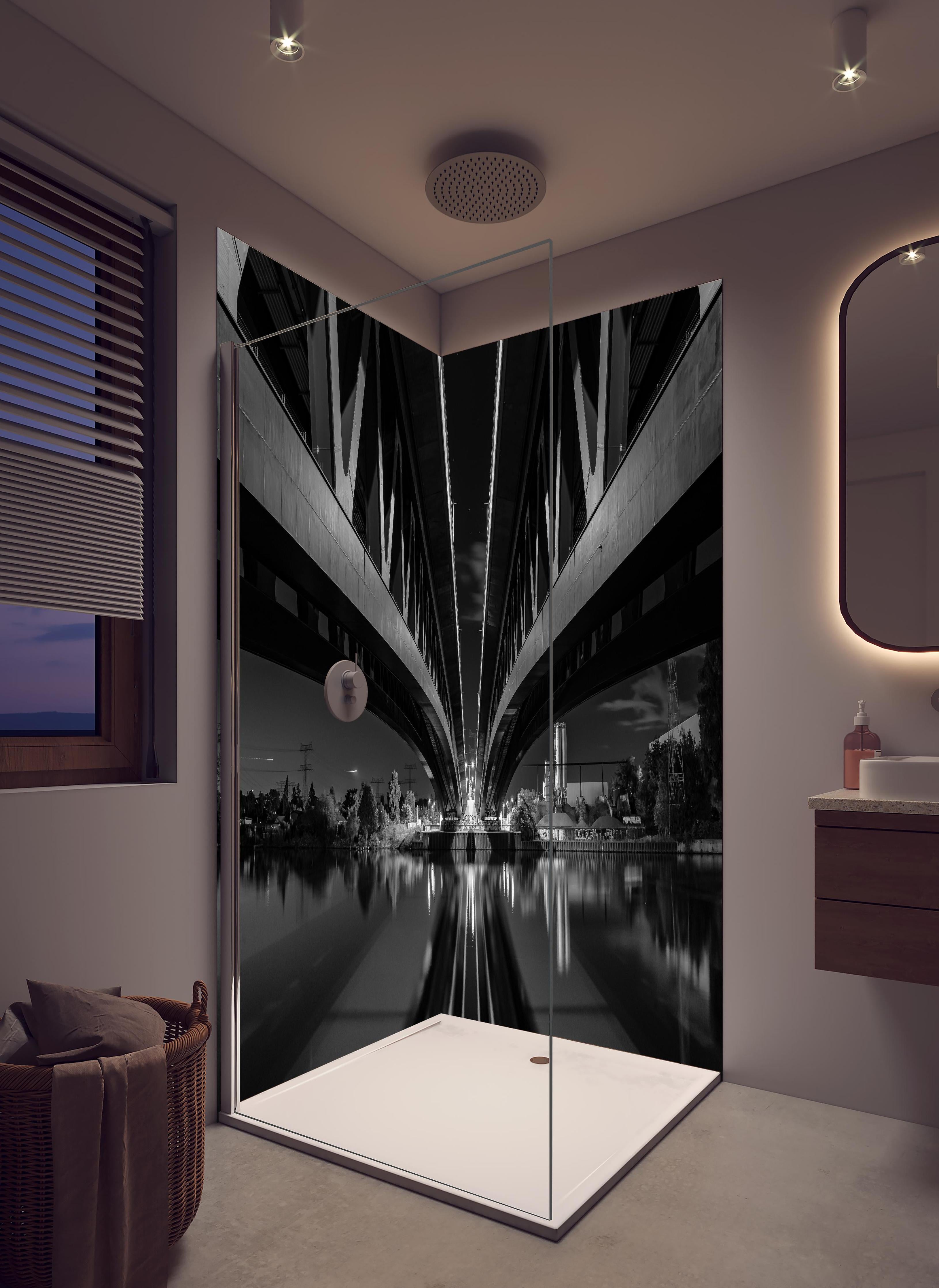 Duschrückwand - Minna Todenhagen Brücke in hellem Badezimmer mit Regenduschkopf - zweiteilige Eck-Duschrückwand