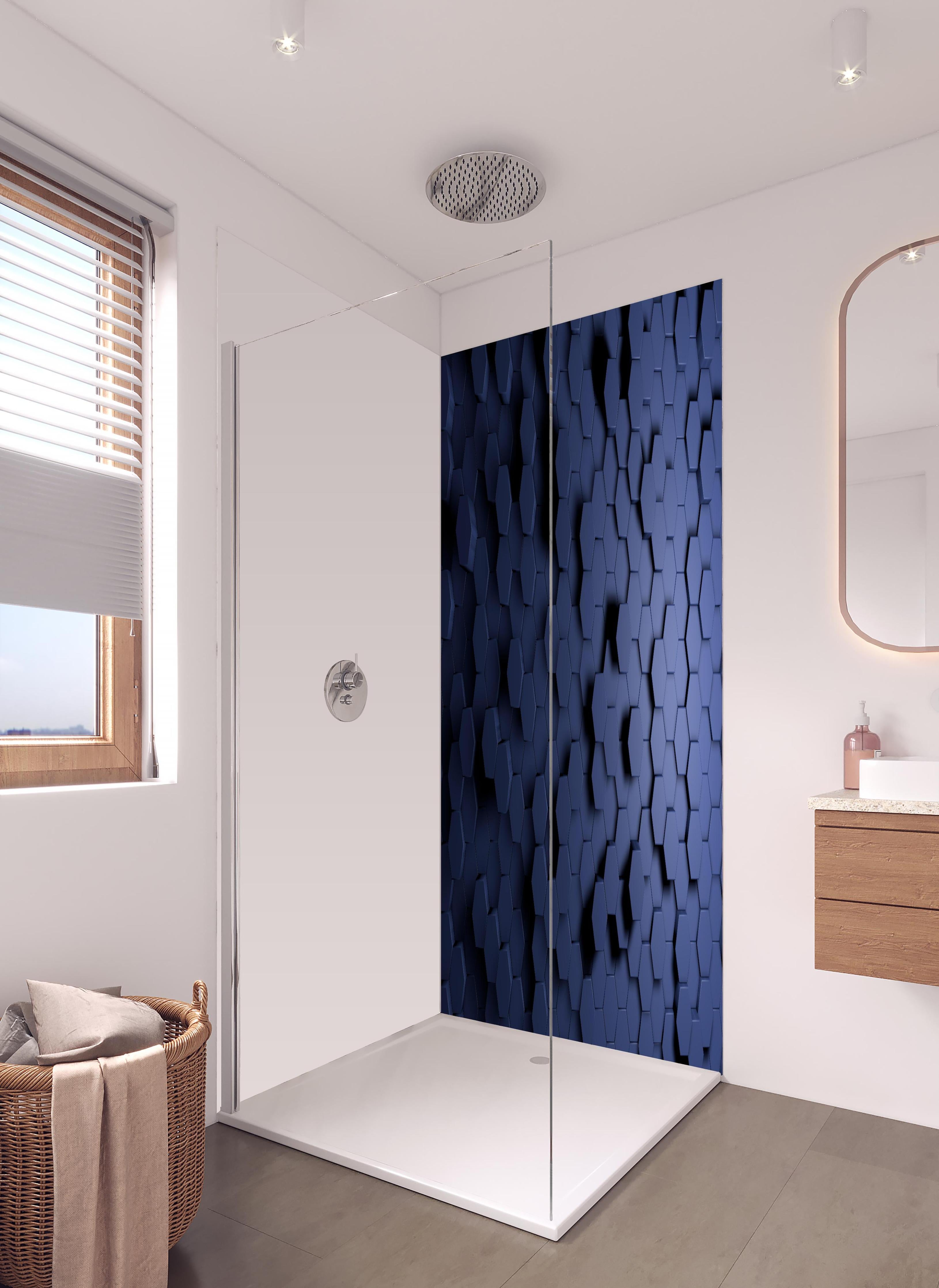 Duschrückwand - Moderne Hexagon Struktur in Blau in hellem Badezimmer mit Regenduschkopf - zweiteilige Eck-Duschrückwand
