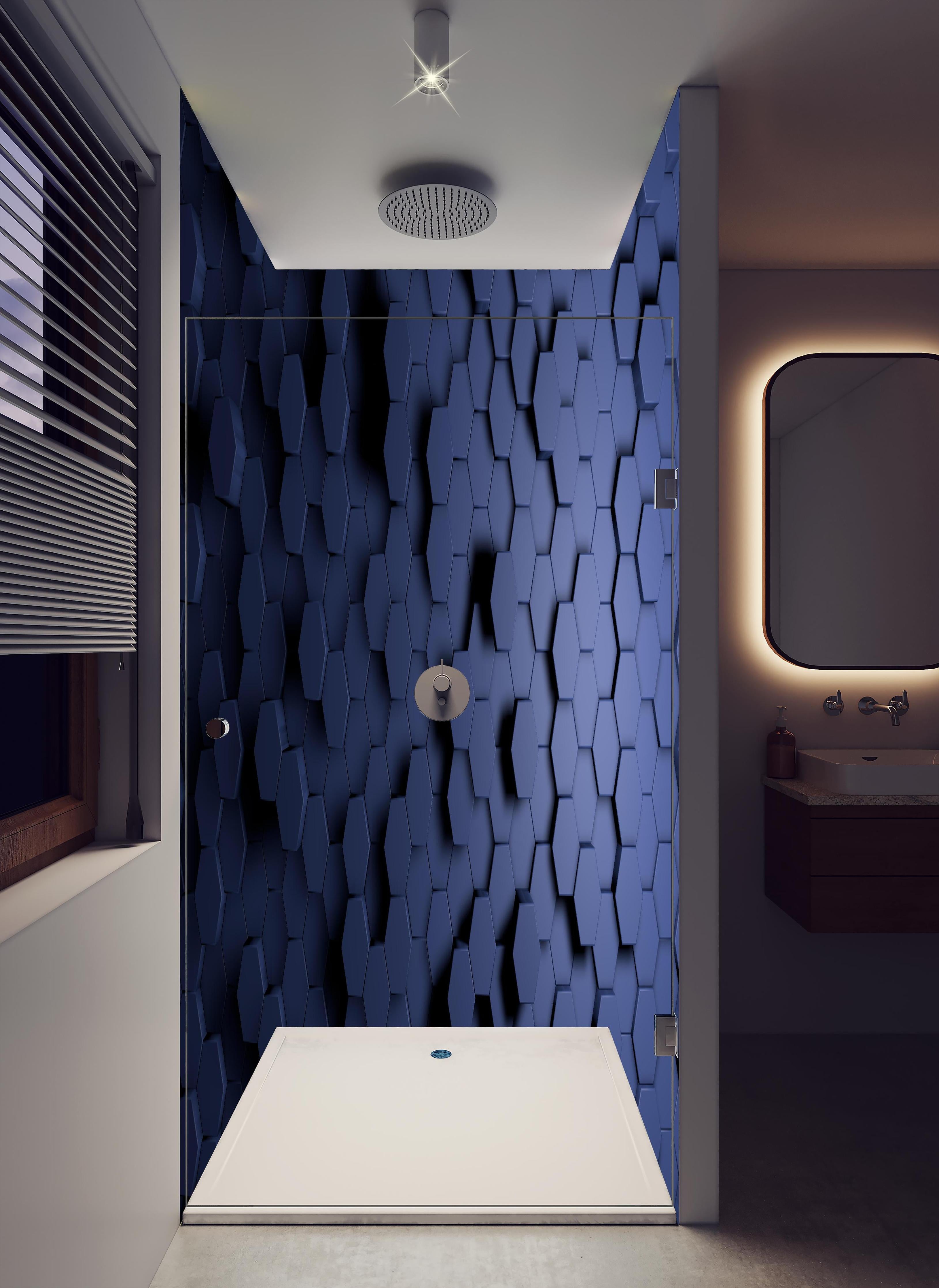 Duschrückwand - Moderne Hexagon Struktur in Blau in hellem Badezimmer mit Regenduschkopf - zweiteilige Eck-Duschrückwand