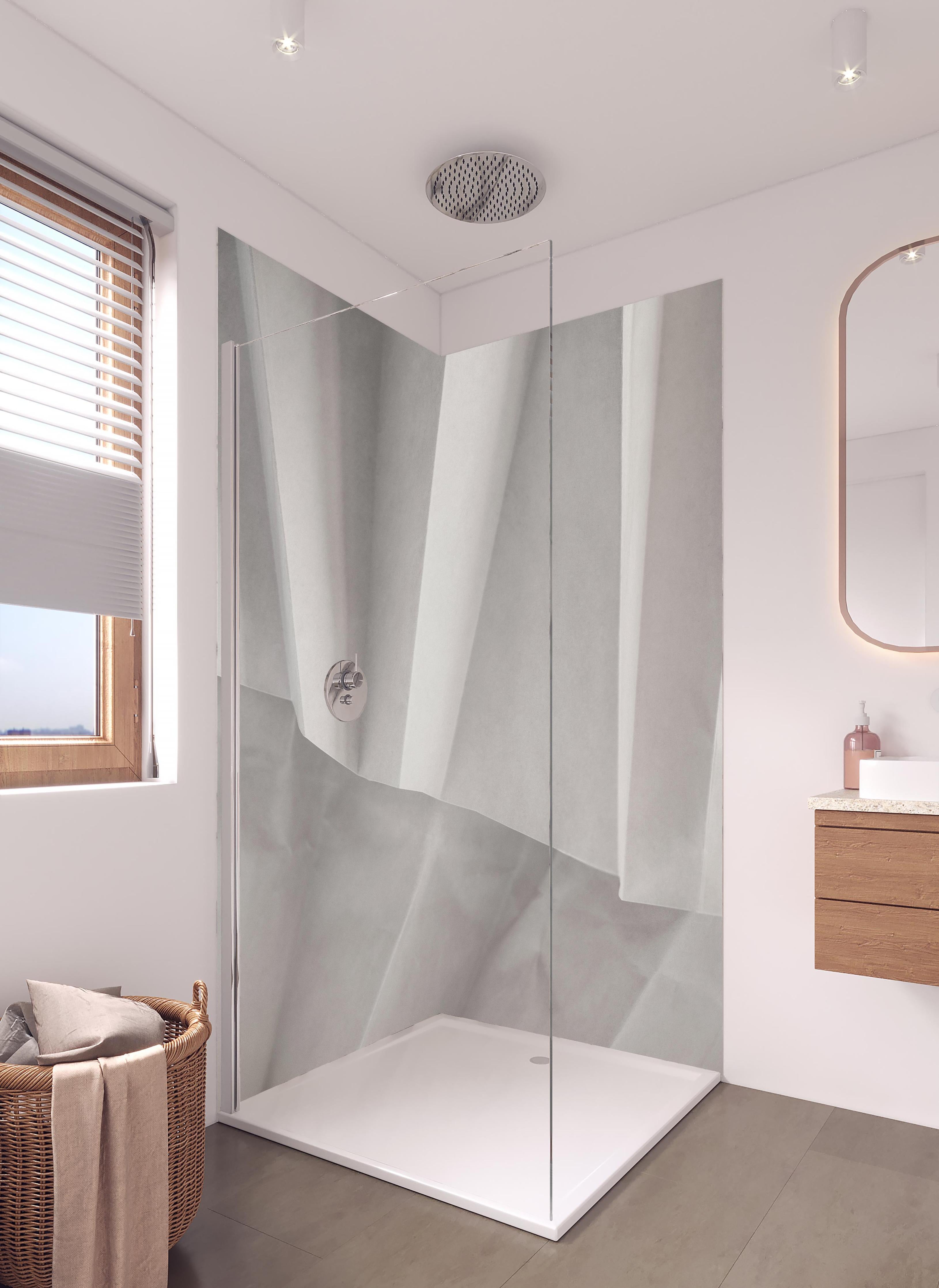 Duschrückwand - Moderne Papierstruktur in Weiß und Grau in hellem Badezimmer mit Regenduschkopf - zweiteilige Eck-Duschrückwand