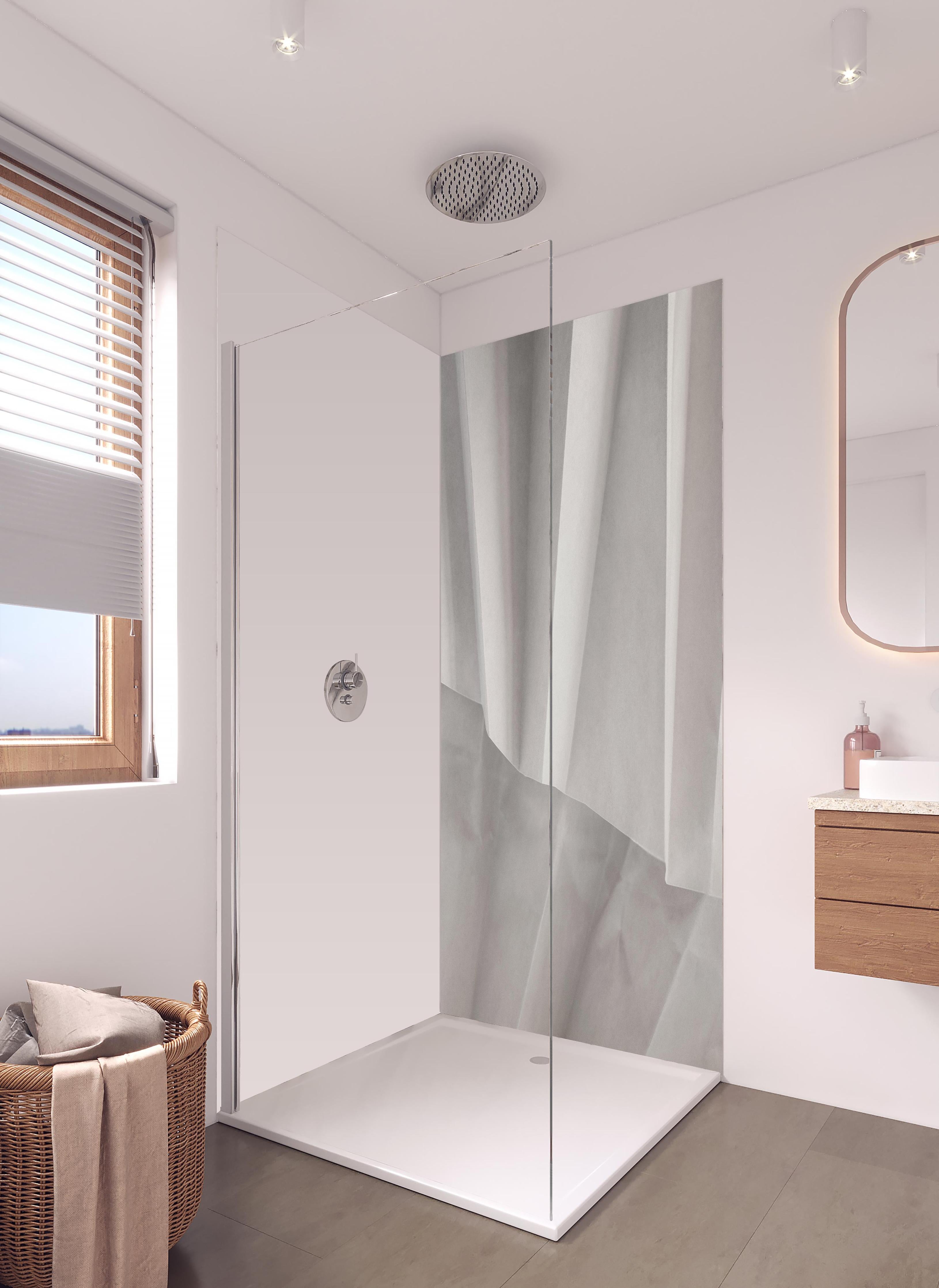 Duschrückwand - Moderne Papierstruktur in Weiß und Grau in hellem Badezimmer mit Regenduschkopf - zweiteilige Eck-Duschrückwand