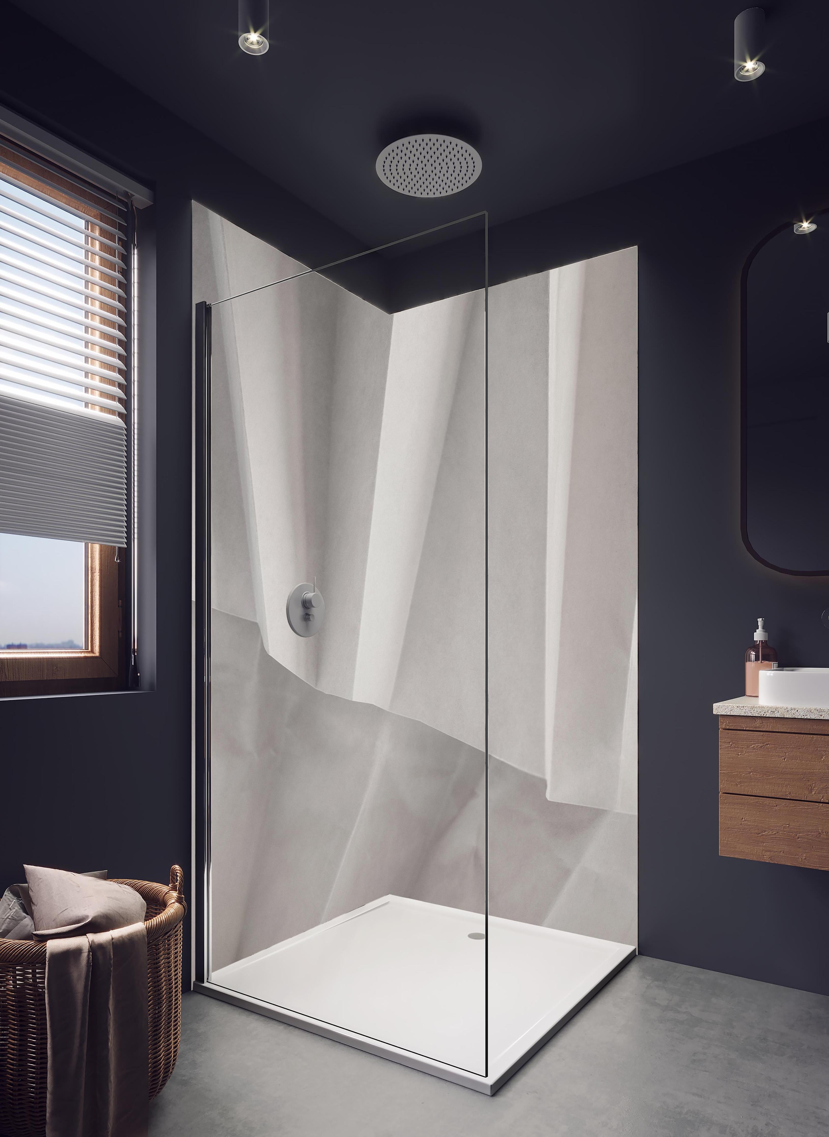 Duschrückwand - Moderne Papierstruktur in Weiß und Grau in hellem Badezimmer mit Regenduschkopf - zweiteilige Eck-Duschrückwand