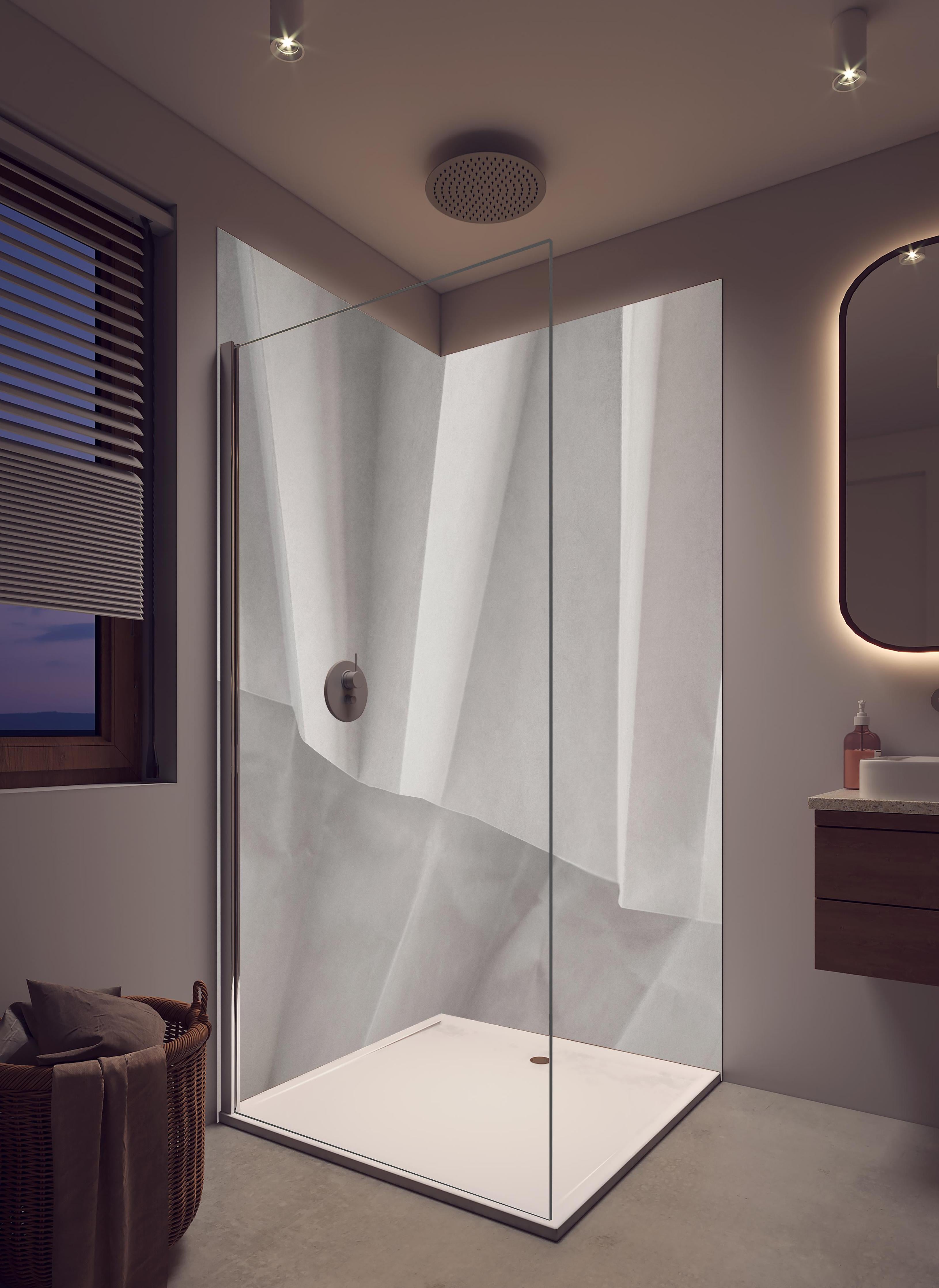 Duschrückwand - Moderne Papierstruktur in Weiß und Grau in hellem Badezimmer mit Regenduschkopf - zweiteilige Eck-Duschrückwand