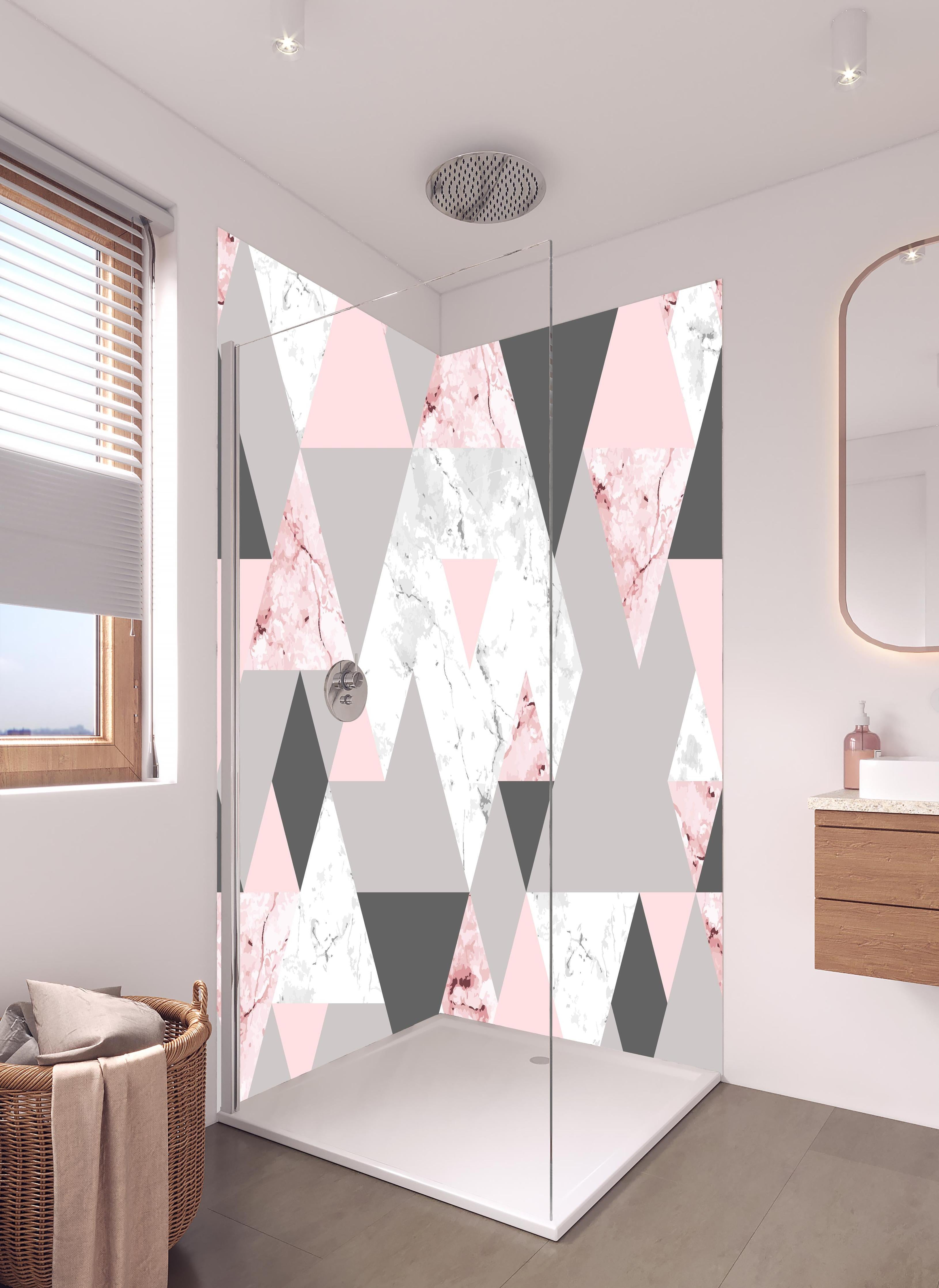 Duschrückwand - Modernes Dreiecksmuster in Rosa und Grautönen in hellem Badezimmer mit Regenduschkopf - zweiteilige Eck-Duschrückwand