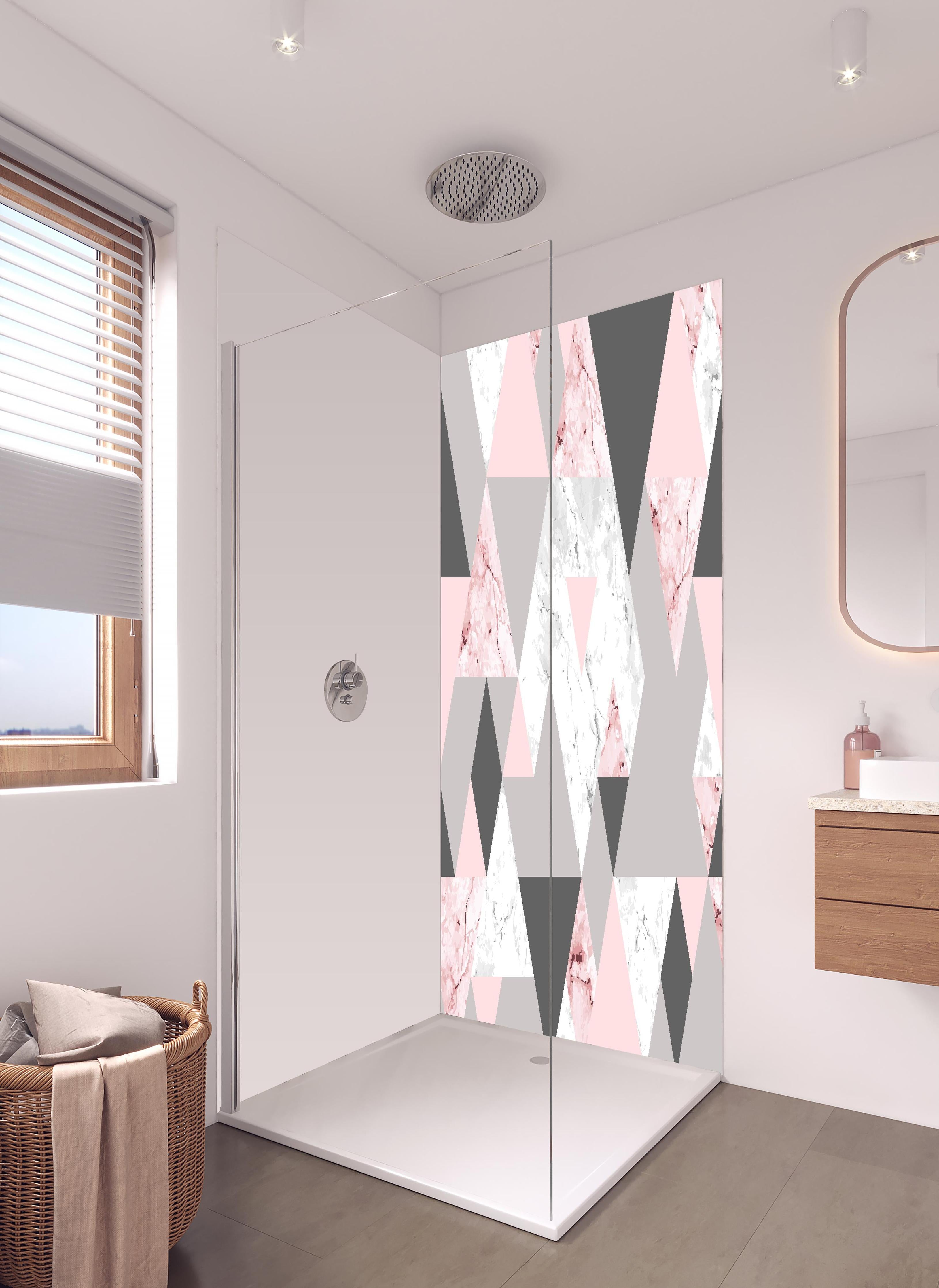 Duschrückwand - Modernes Dreiecksmuster in Rosa und Grautönen in hellem Badezimmer mit Regenduschkopf - zweiteilige Eck-Duschrückwand