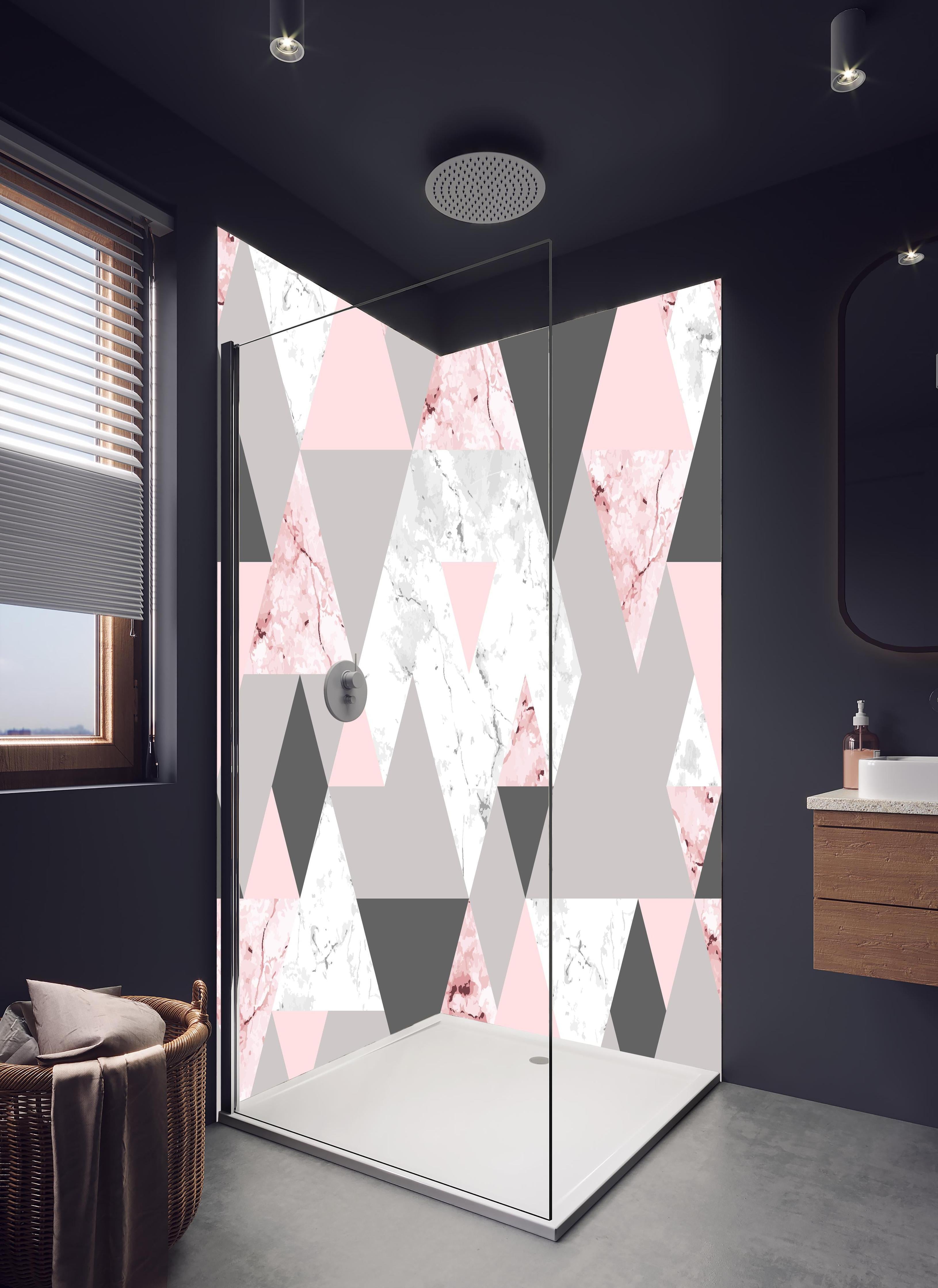 Duschrückwand - Modernes Dreiecksmuster in Rosa und Grautönen in hellem Badezimmer mit Regenduschkopf - zweiteilige Eck-Duschrückwand
