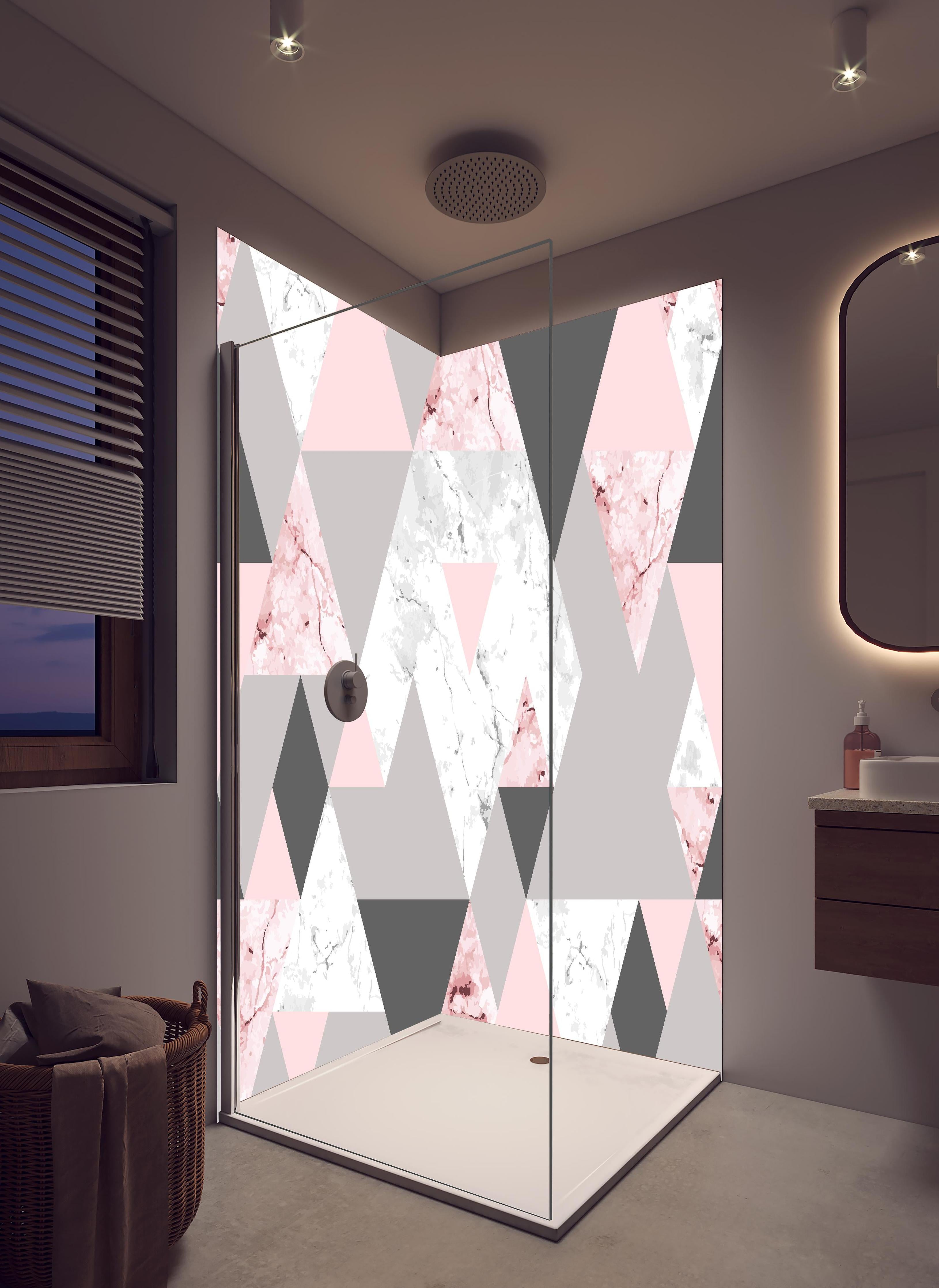 Duschrückwand - Modernes Dreiecksmuster in Rosa und Grautönen in hellem Badezimmer mit Regenduschkopf - zweiteilige Eck-Duschrückwand