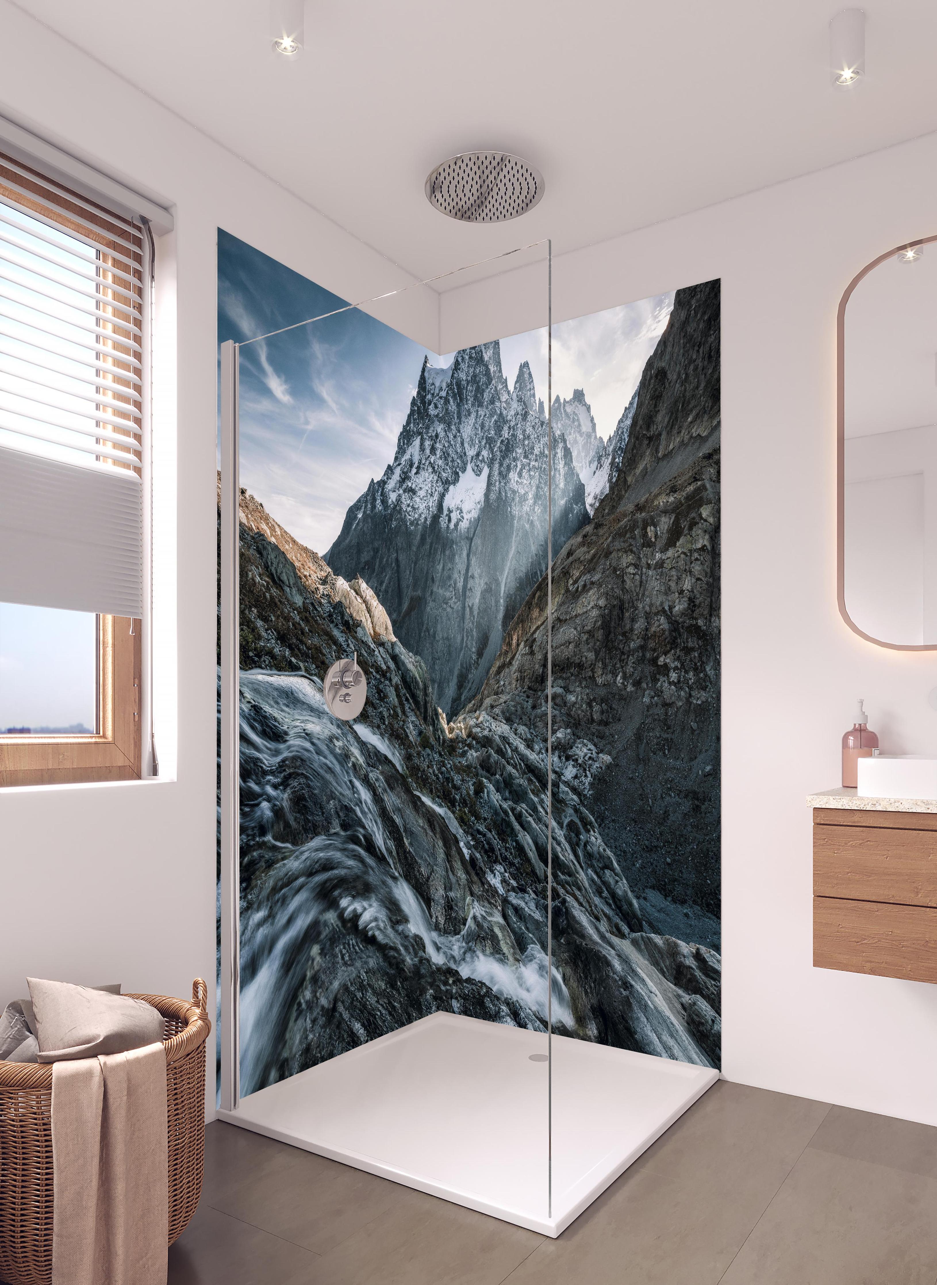 Duschrückwand - Monochrome Berglandschaft mit Wasserfluss in hellem Badezimmer mit Regenduschkopf - zweiteilige Eck-Duschrückwand