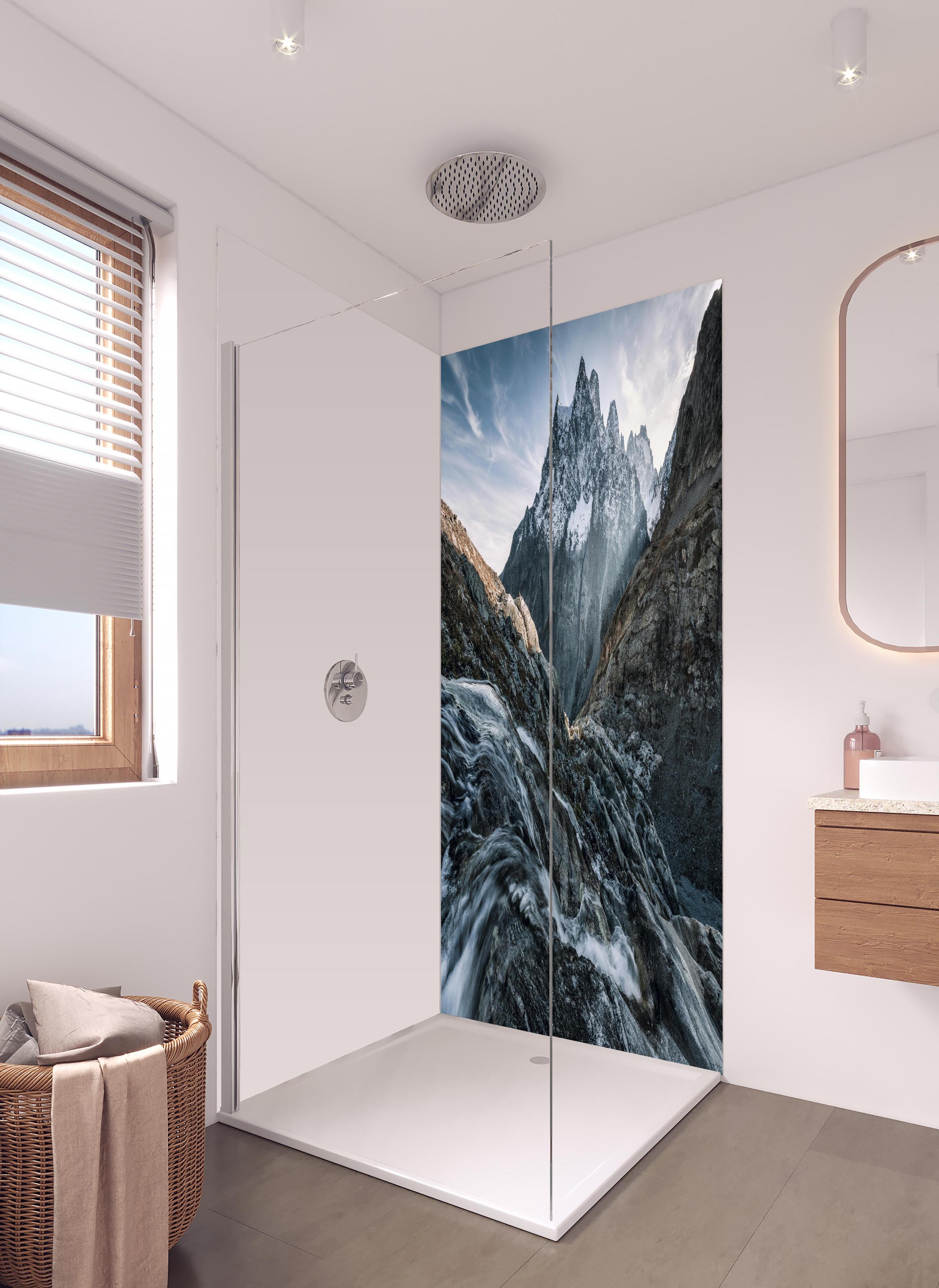Duschrückwand - Monochrome Berglandschaft mit Wasserfluss in hellem Badezimmer mit Regenduschkopf - zweiteilige Eck-Duschrückwand