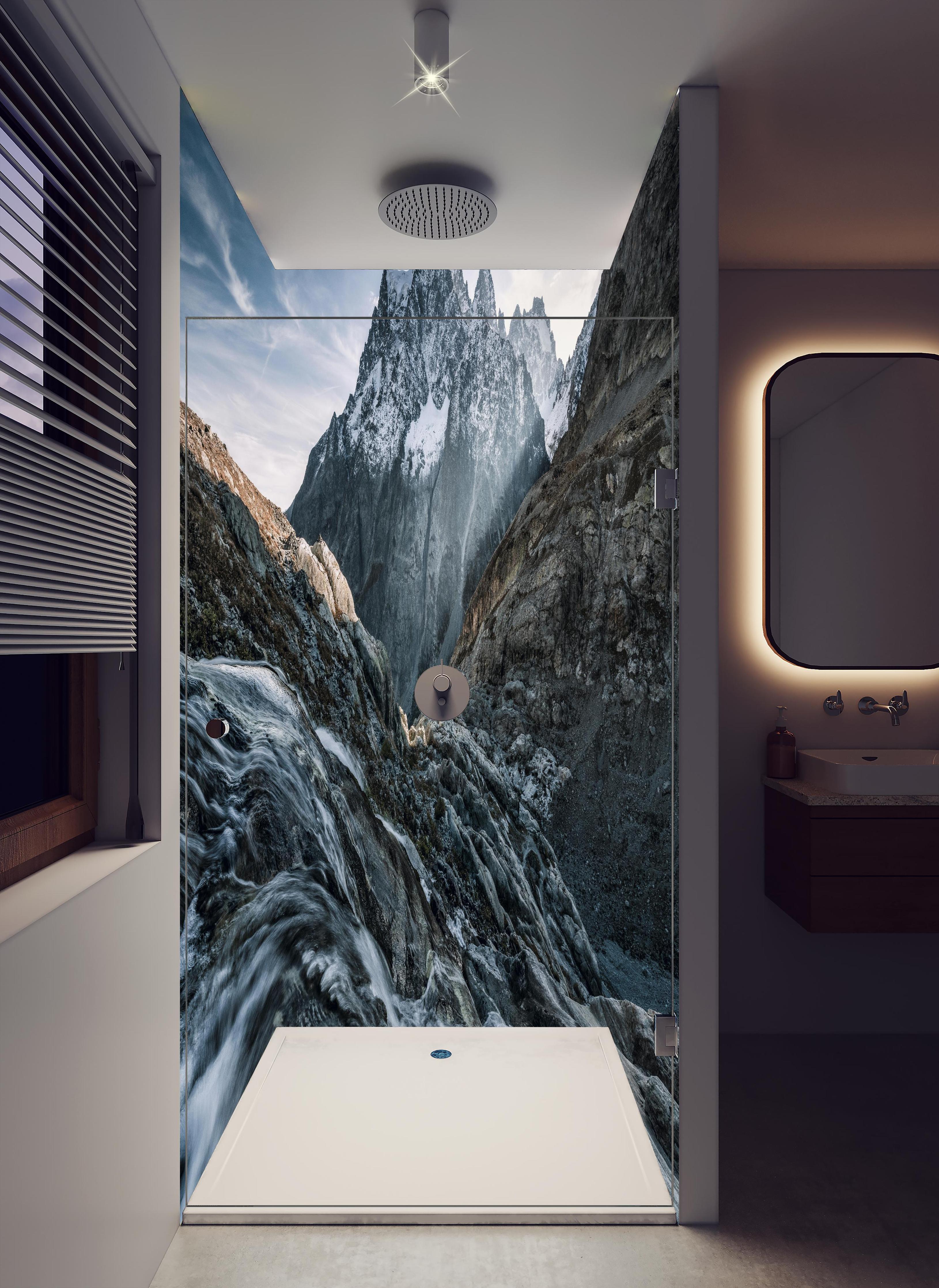 Duschrückwand - Monochrome Berglandschaft mit Wasserfluss in hellem Badezimmer mit Regenduschkopf - zweiteilige Eck-Duschrückwand