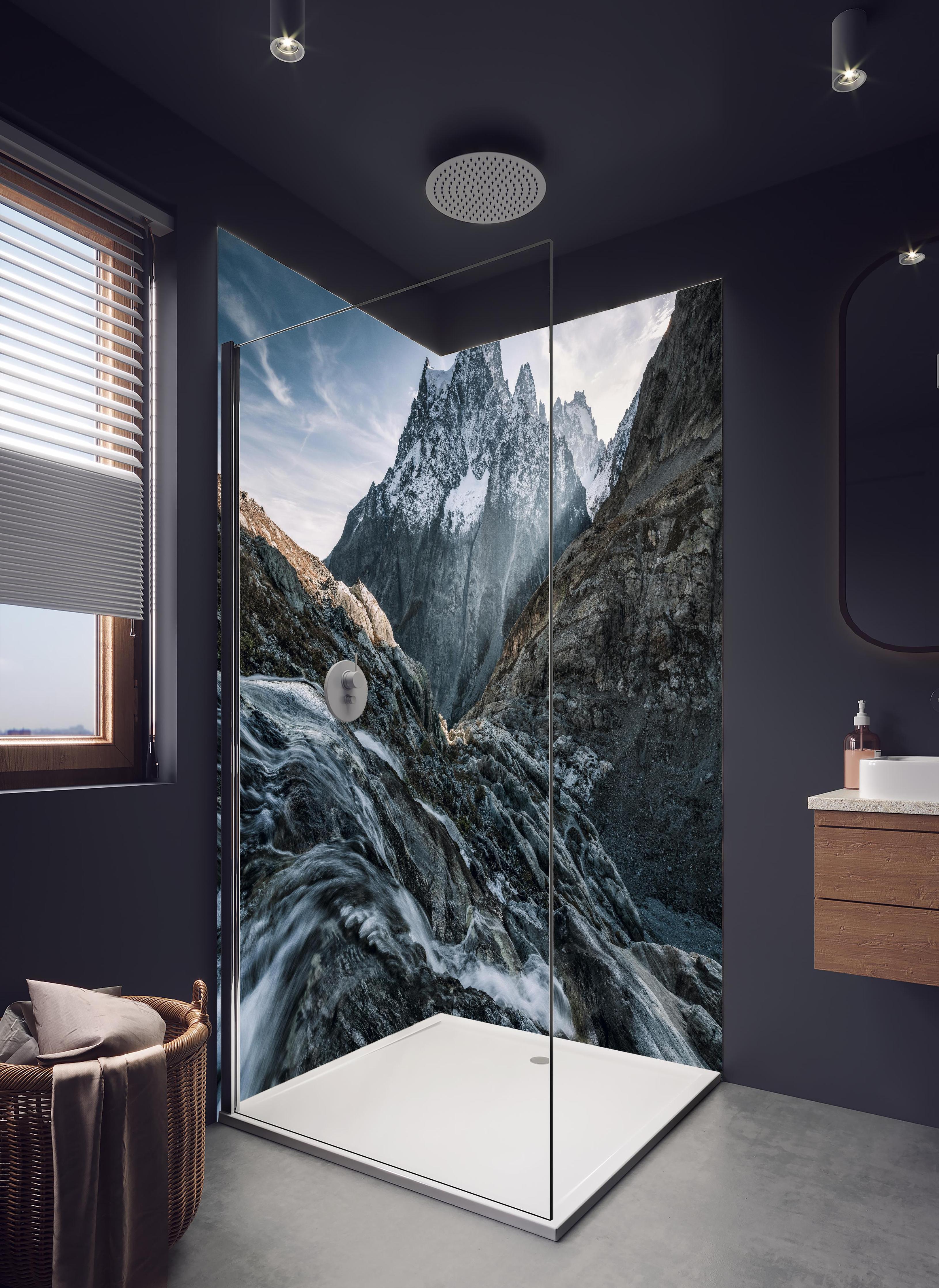 Duschrückwand - Monochrome Berglandschaft mit Wasserfluss in hellem Badezimmer mit Regenduschkopf - zweiteilige Eck-Duschrückwand