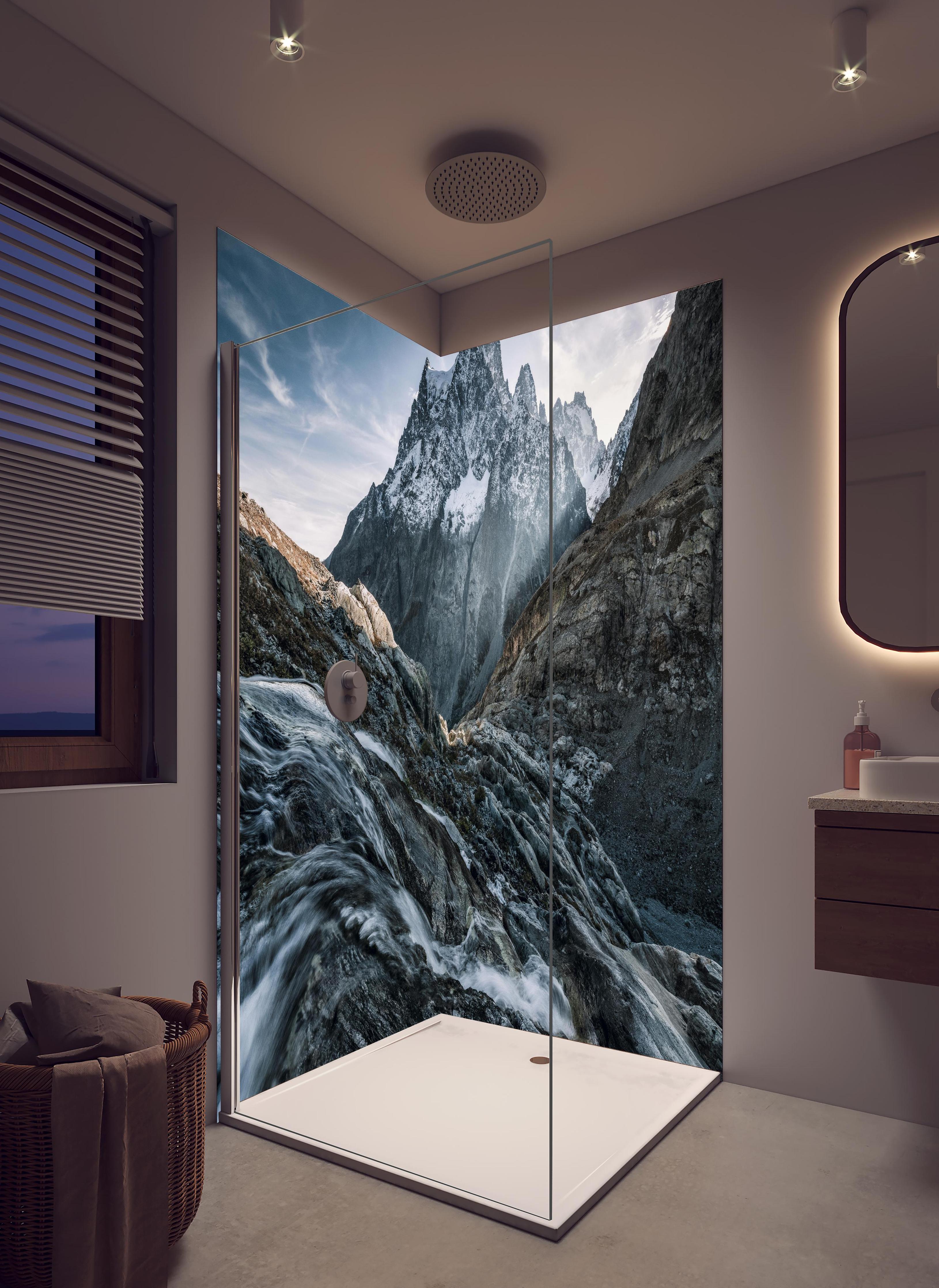 Duschrückwand - Monochrome Berglandschaft mit Wasserfluss in hellem Badezimmer mit Regenduschkopf - zweiteilige Eck-Duschrückwand