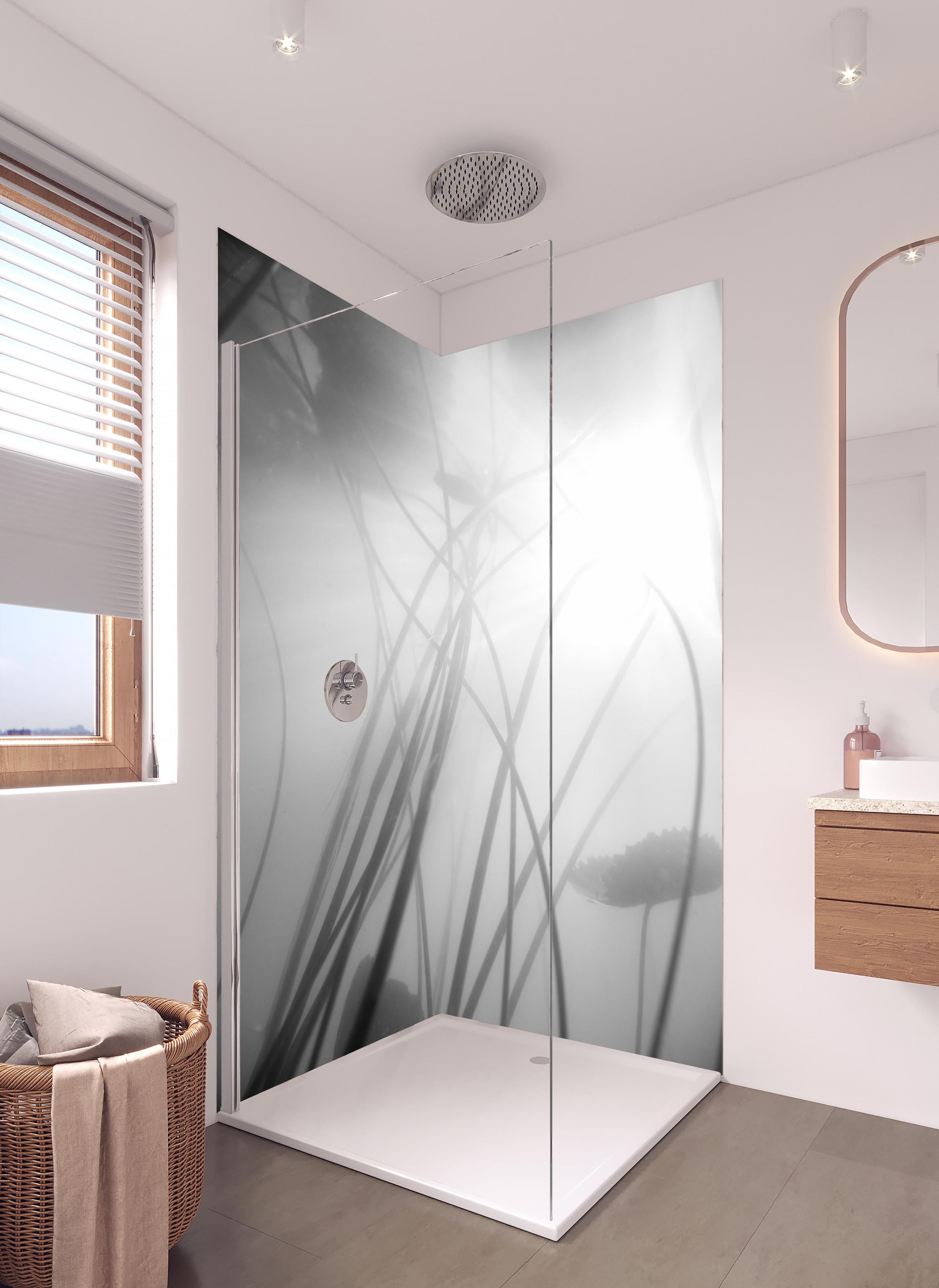 Duschrückwand - Monochrome Seerose mit dunkler Spiegelung in hellem Badezimmer mit Regenduschkopf - zweiteilige Eck-Duschrückwand