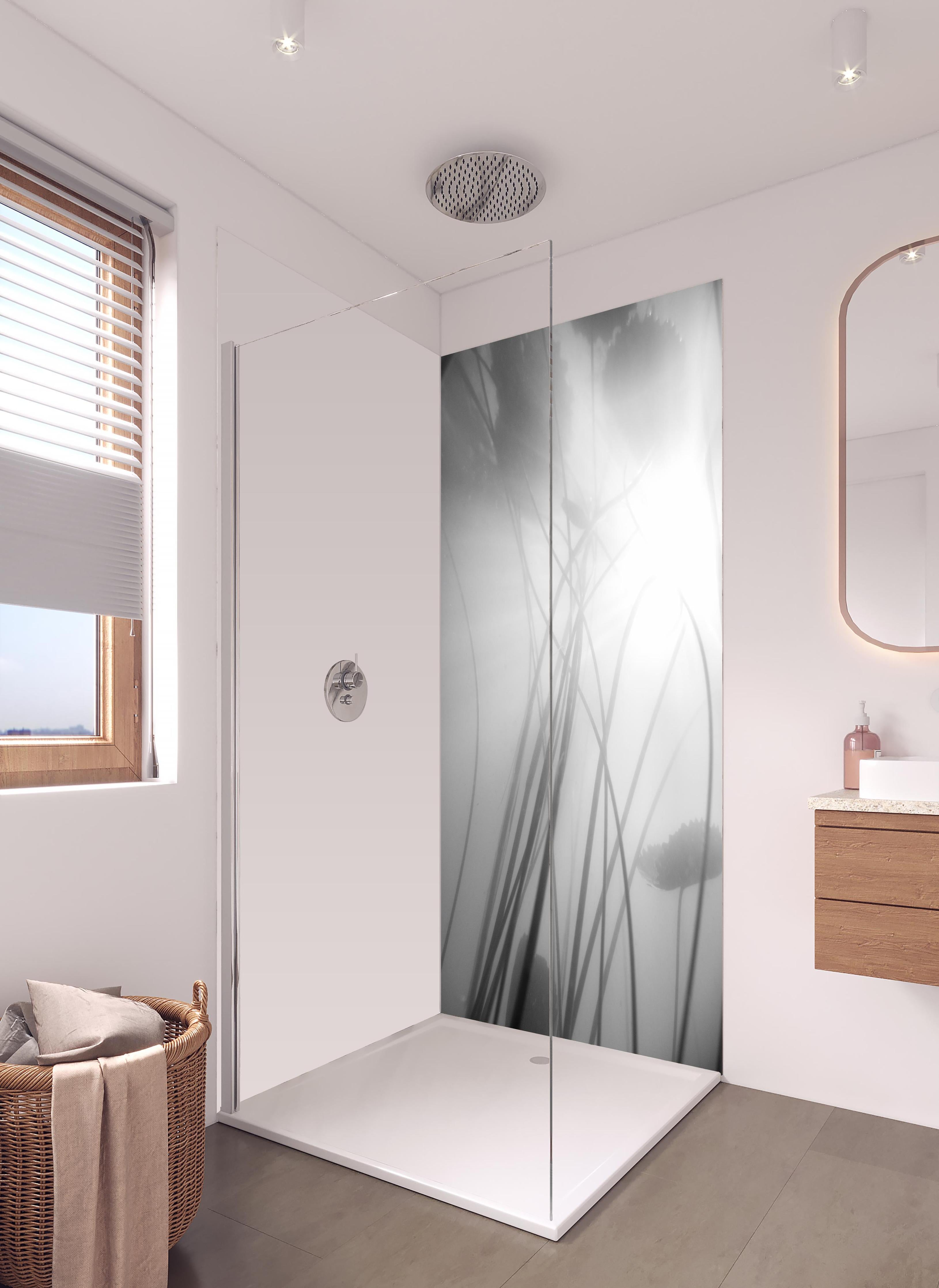 Duschrückwand - Monochrome Seerose mit dunkler Spiegelung in hellem Badezimmer mit Regenduschkopf - zweiteilige Eck-Duschrückwand