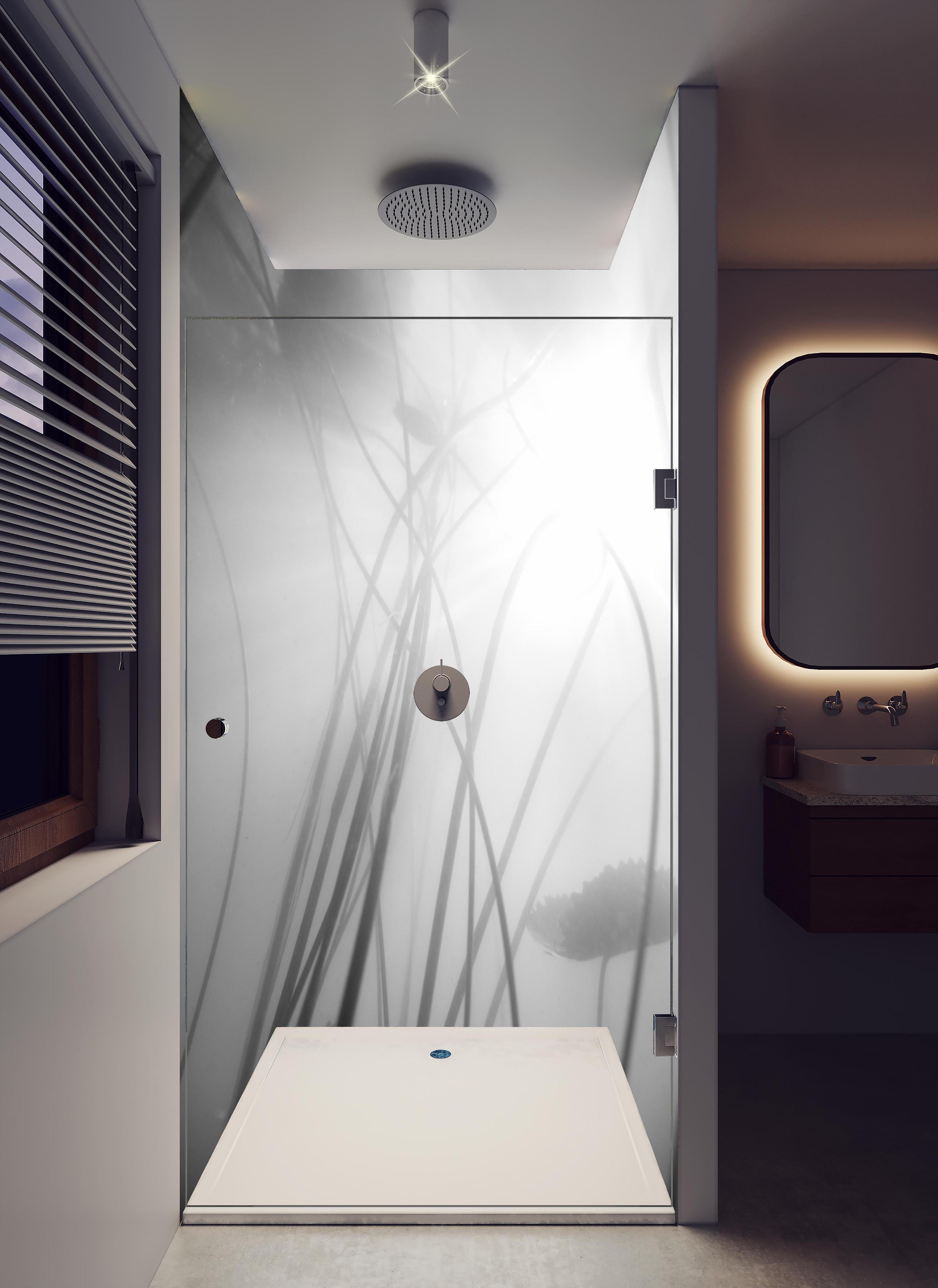 Duschrückwand - Monochrome Seerose mit dunkler Spiegelung in hellem Badezimmer mit Regenduschkopf - zweiteilige Eck-Duschrückwand