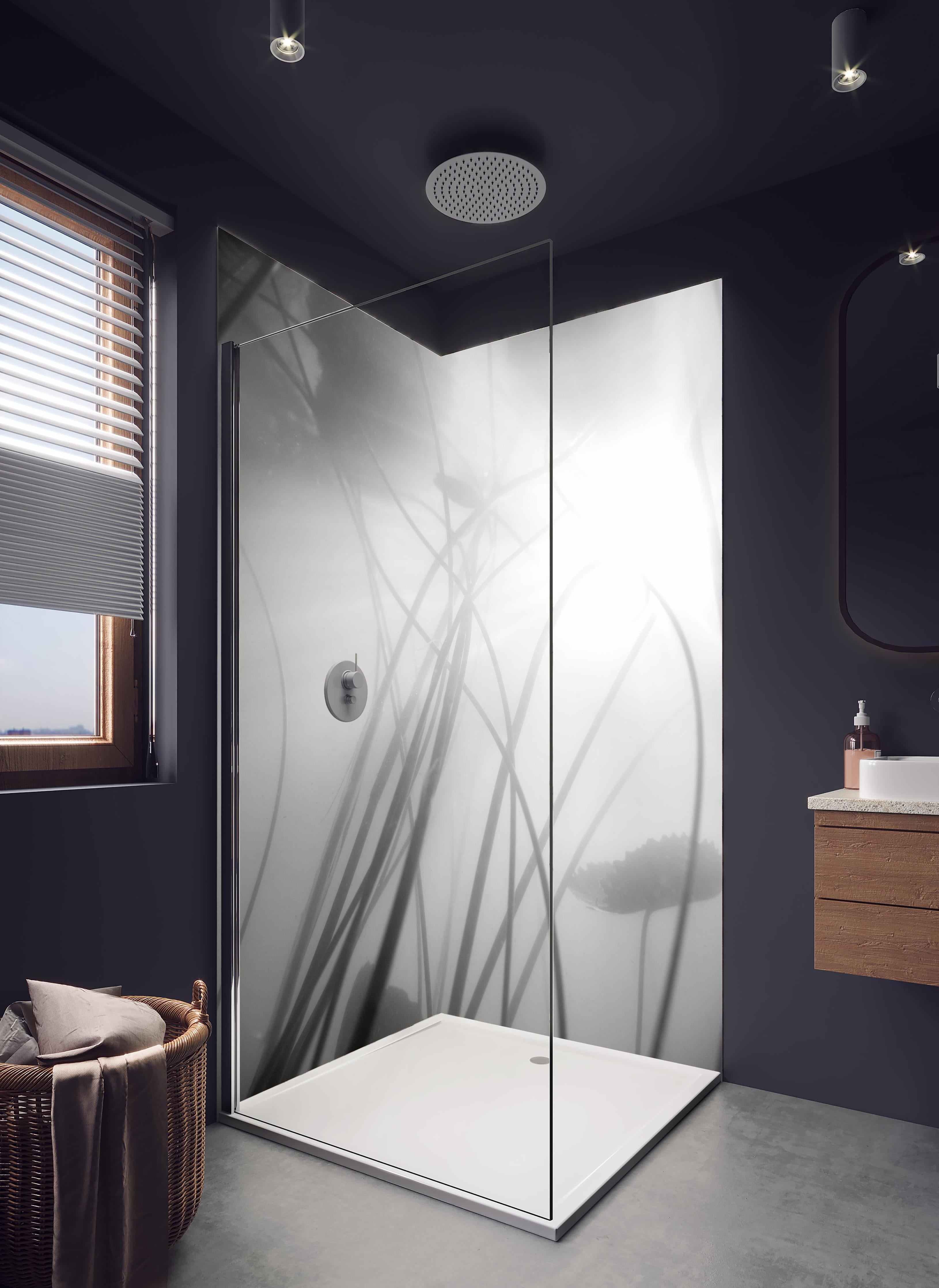 Duschrückwand - Monochrome Seerose mit dunkler Spiegelung in hellem Badezimmer mit Regenduschkopf - zweiteilige Eck-Duschrückwand