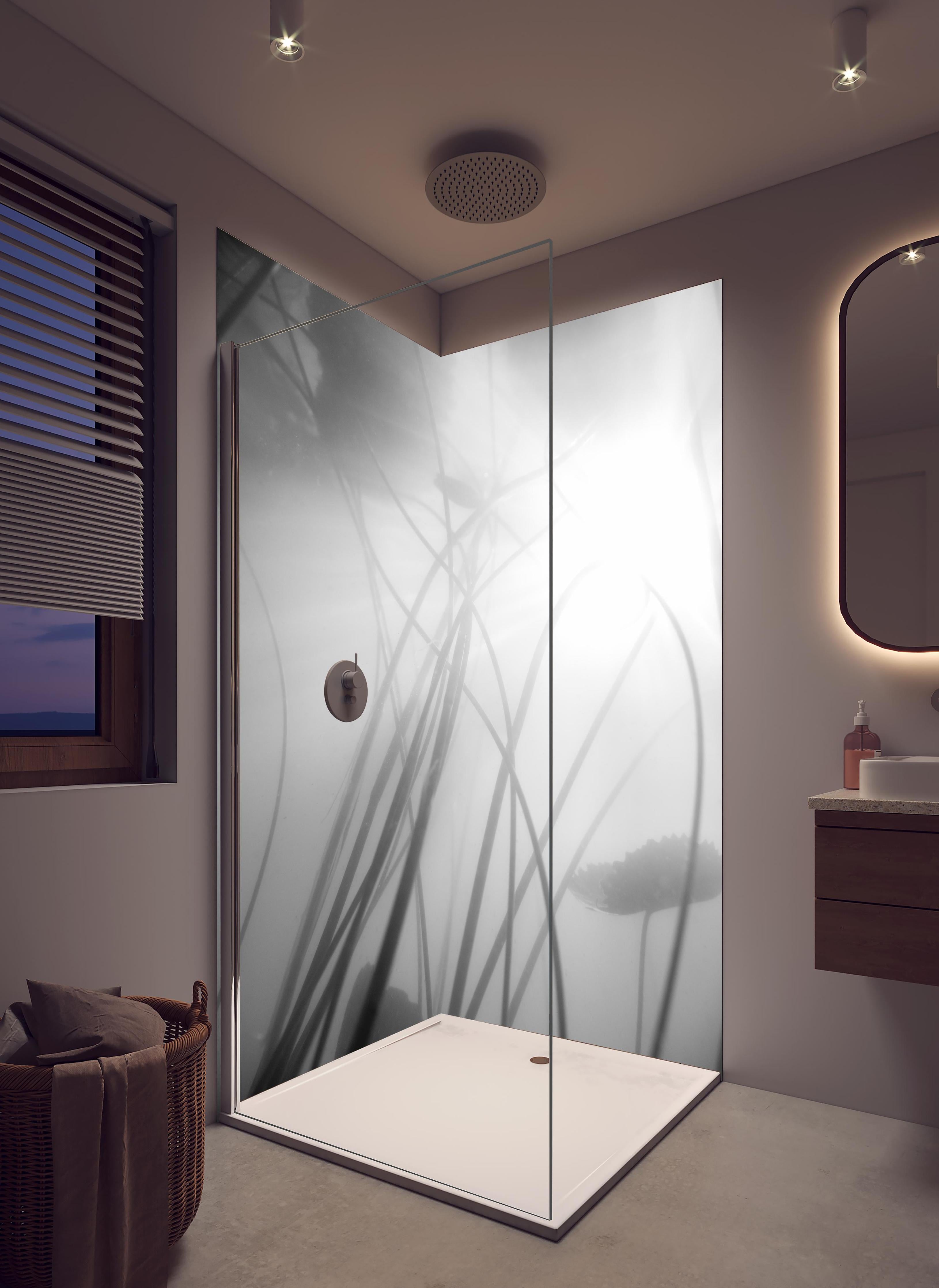 Duschrückwand - Monochrome Seerose mit dunkler Spiegelung in hellem Badezimmer mit Regenduschkopf - zweiteilige Eck-Duschrückwand