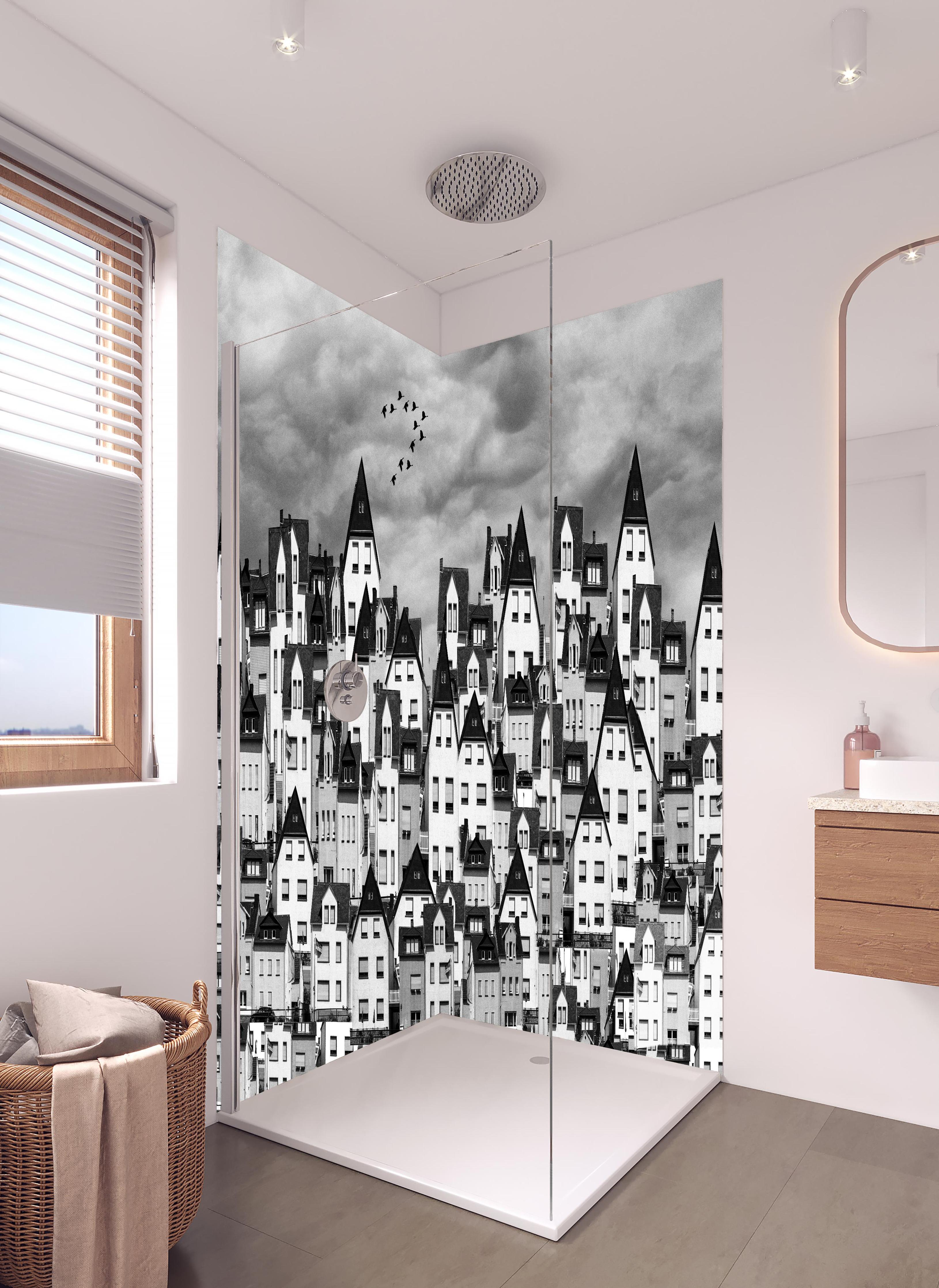 Duschrückwand - Monochrome Stadtsilhouette mit Vögeln in hellem Badezimmer mit Regenduschkopf - zweiteilige Eck-Duschrückwand