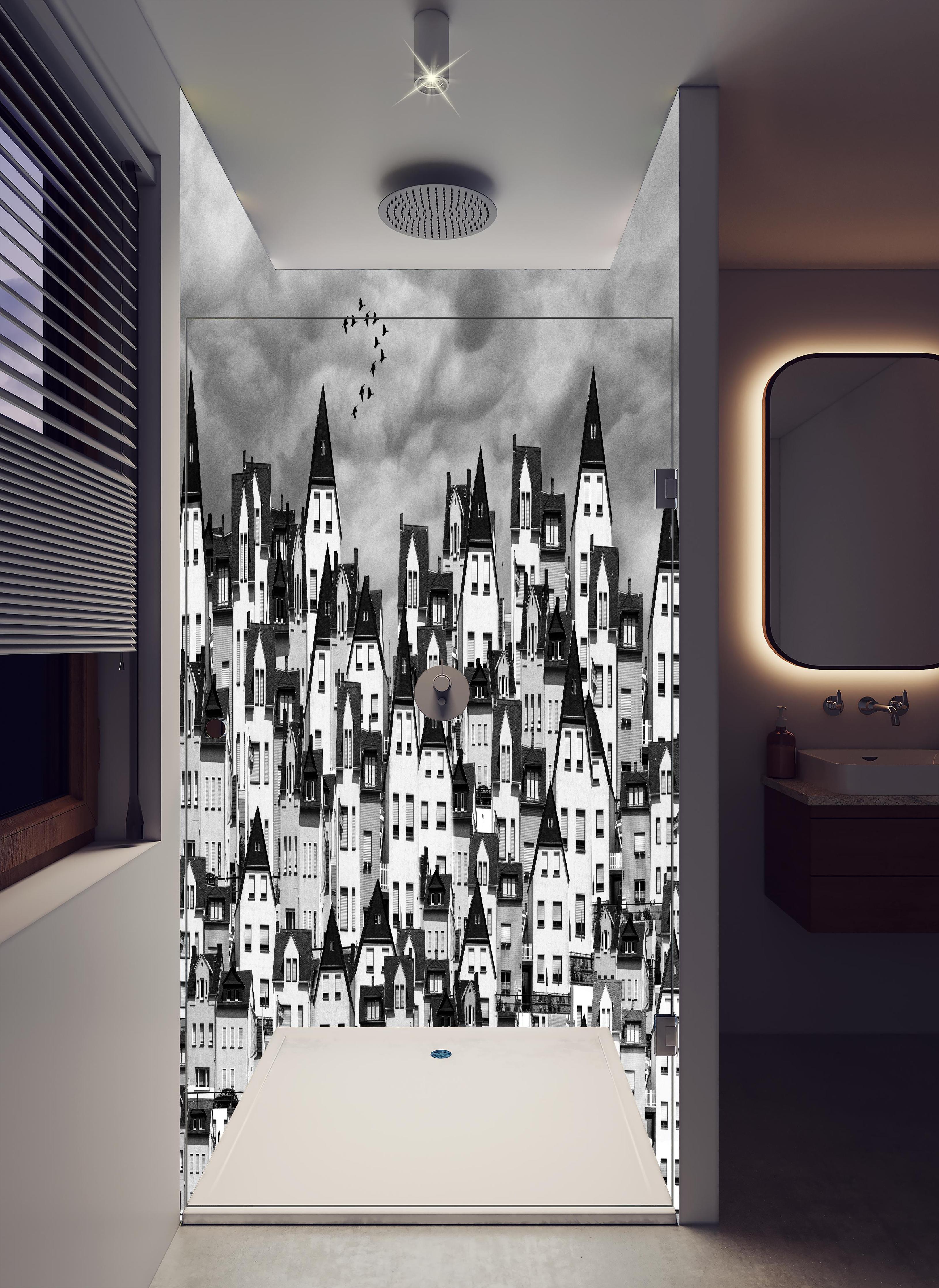 Duschrückwand - Monochrome Stadtsilhouette mit Vögeln in hellem Badezimmer mit Regenduschkopf - zweiteilige Eck-Duschrückwand