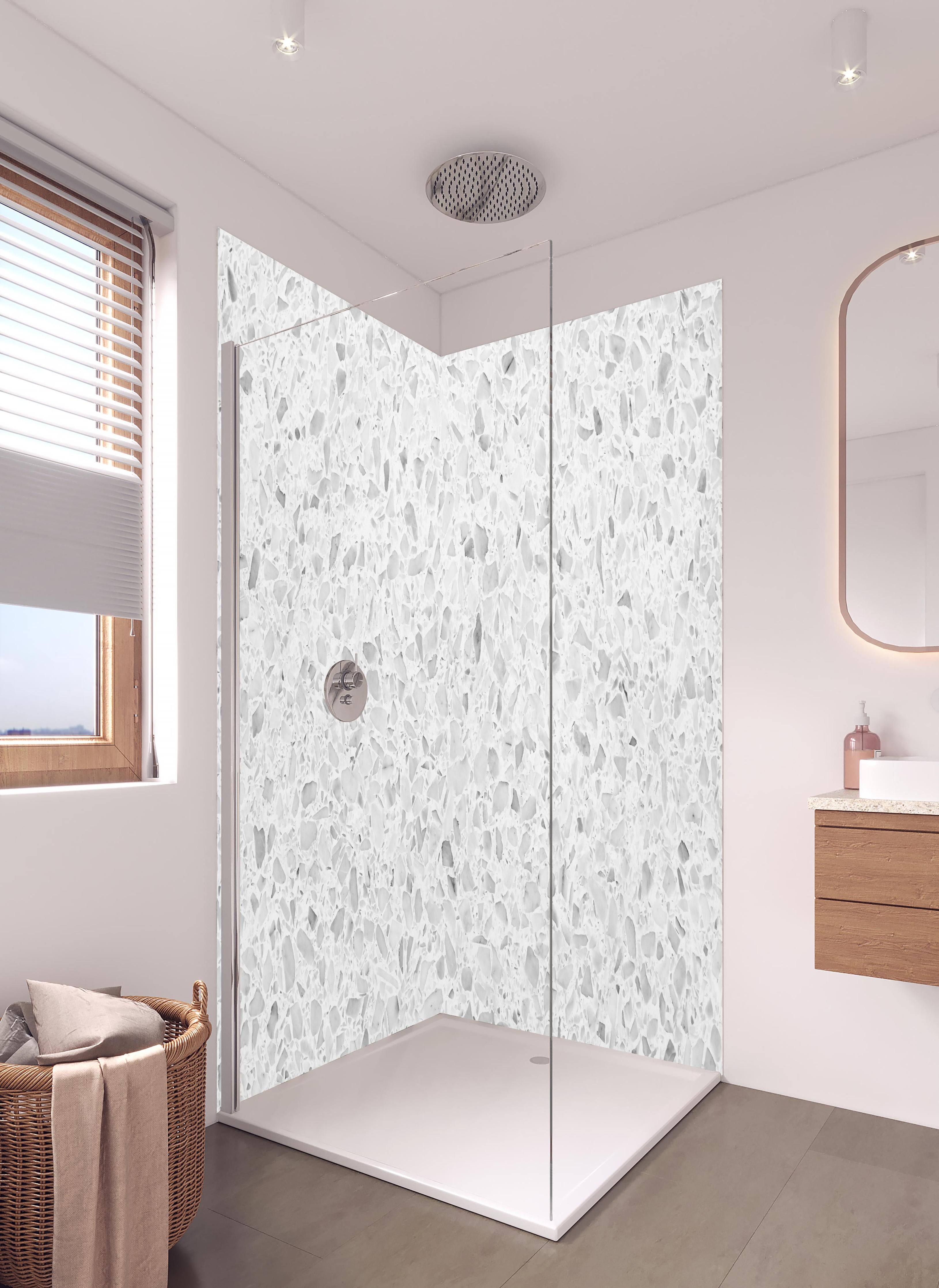 Duschrückwand - Monochrome Weiβ-Graue Terrazzo-Textur in hellem Badezimmer mit Regenduschkopf - zweiteilige Eck-Duschrückwand