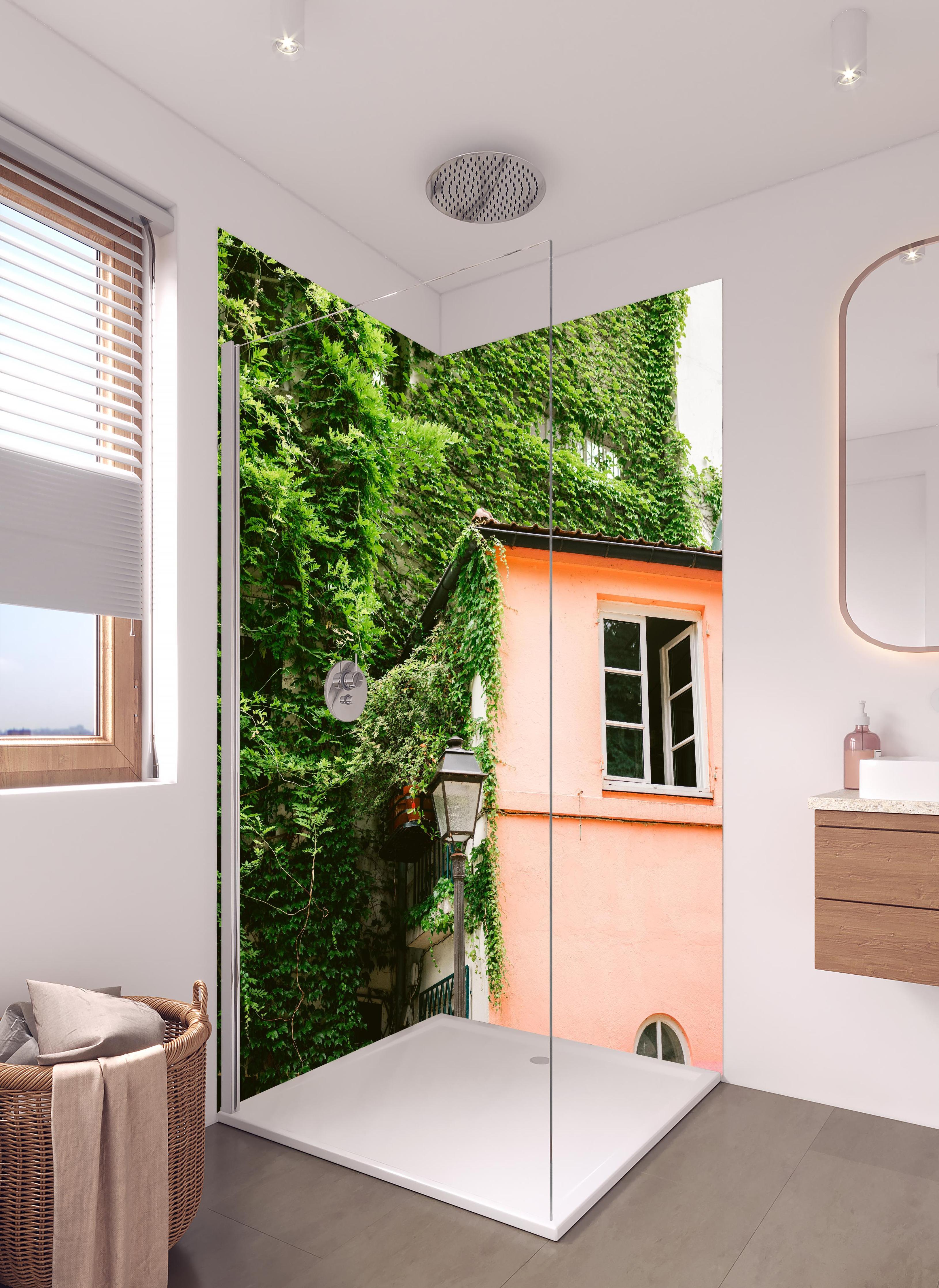 Duschrückwand - Montmartre Haus mit grüner Bepflanzung in hellem Badezimmer mit Regenduschkopf - zweiteilige Eck-Duschrückwand