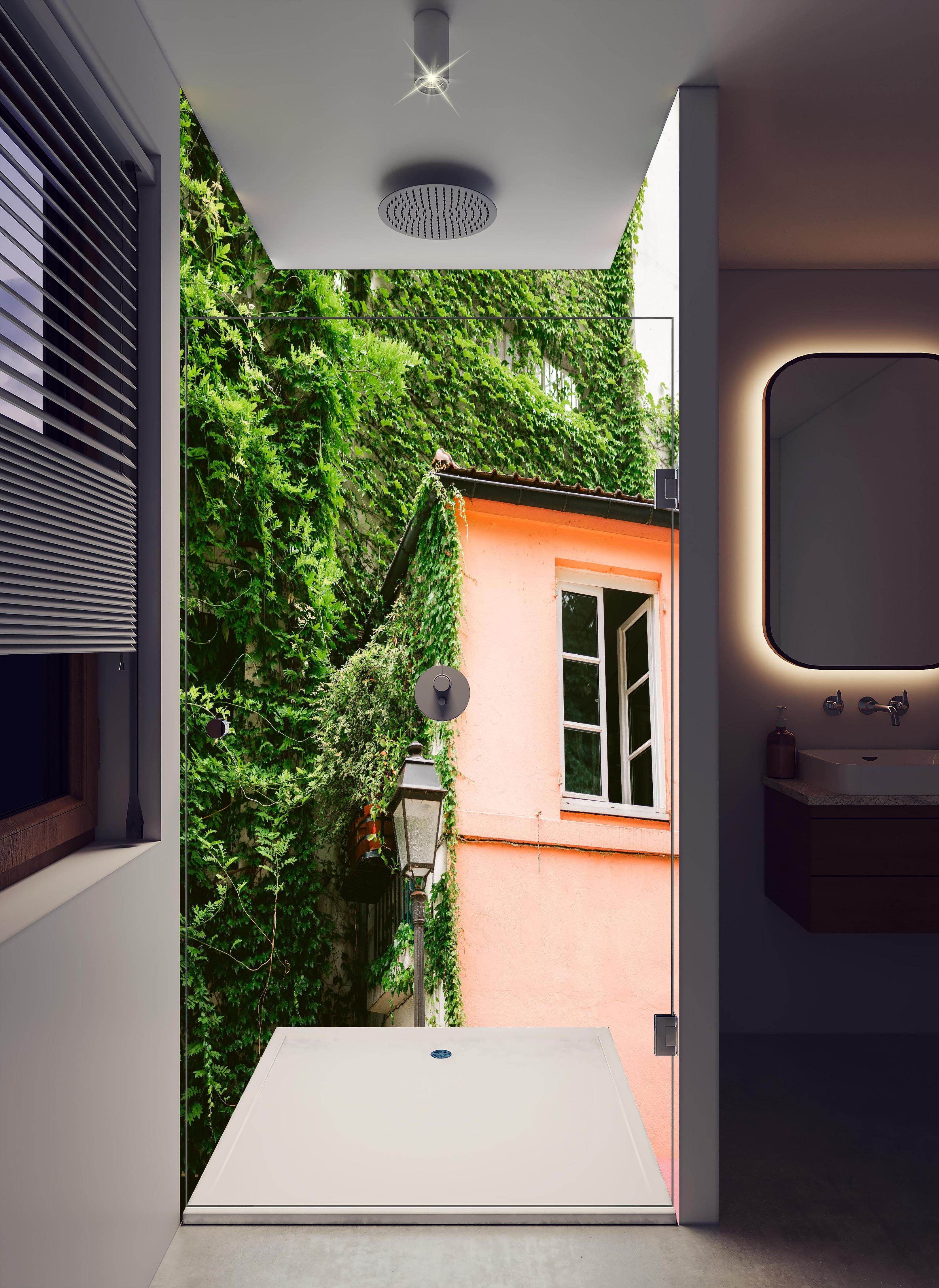 Duschrückwand - Montmartre Haus mit grüner Bepflanzung in hellem Badezimmer mit Regenduschkopf - zweiteilige Eck-Duschrückwand