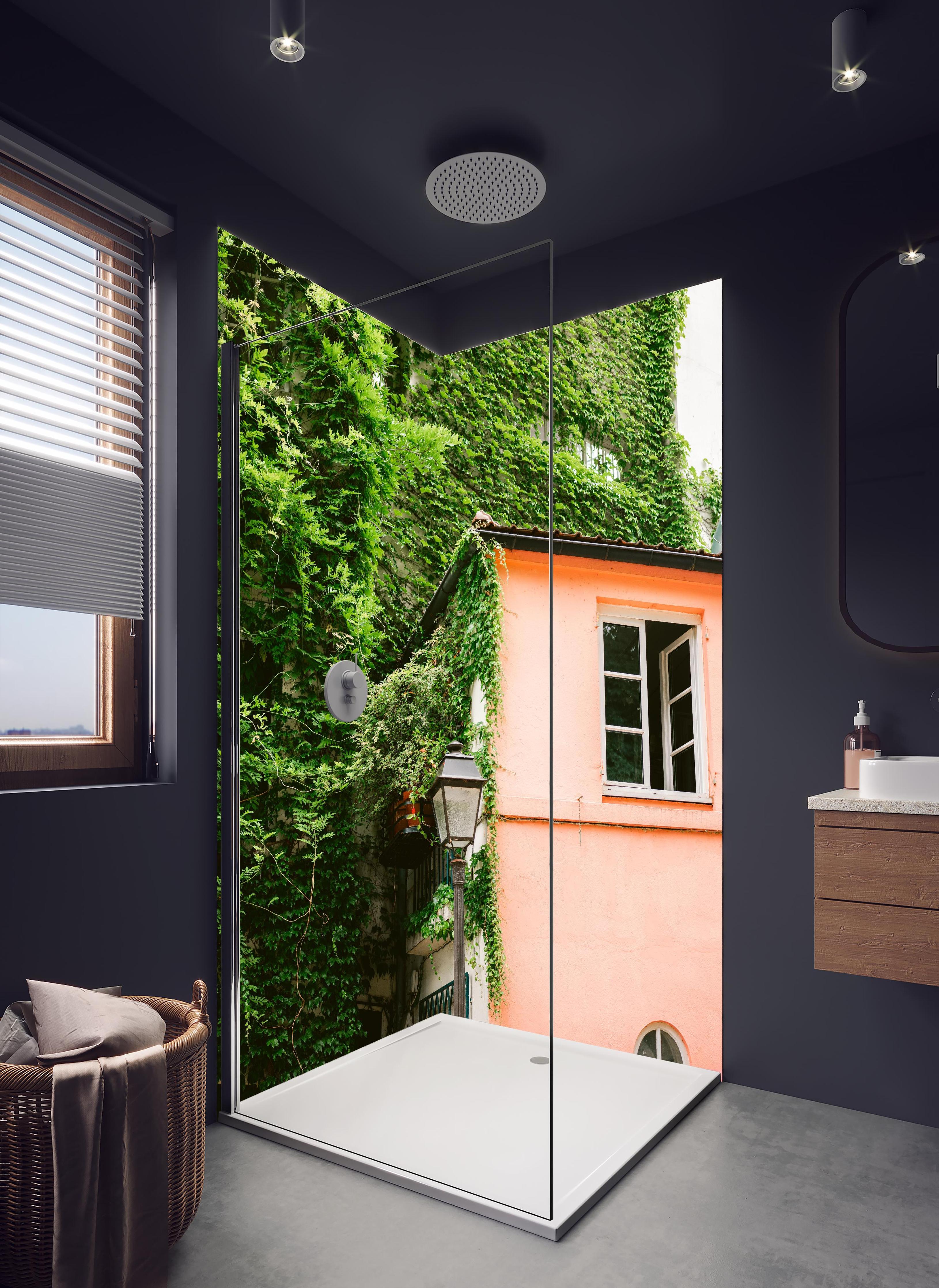 Duschrückwand - Montmartre Haus mit grüner Bepflanzung in hellem Badezimmer mit Regenduschkopf - zweiteilige Eck-Duschrückwand