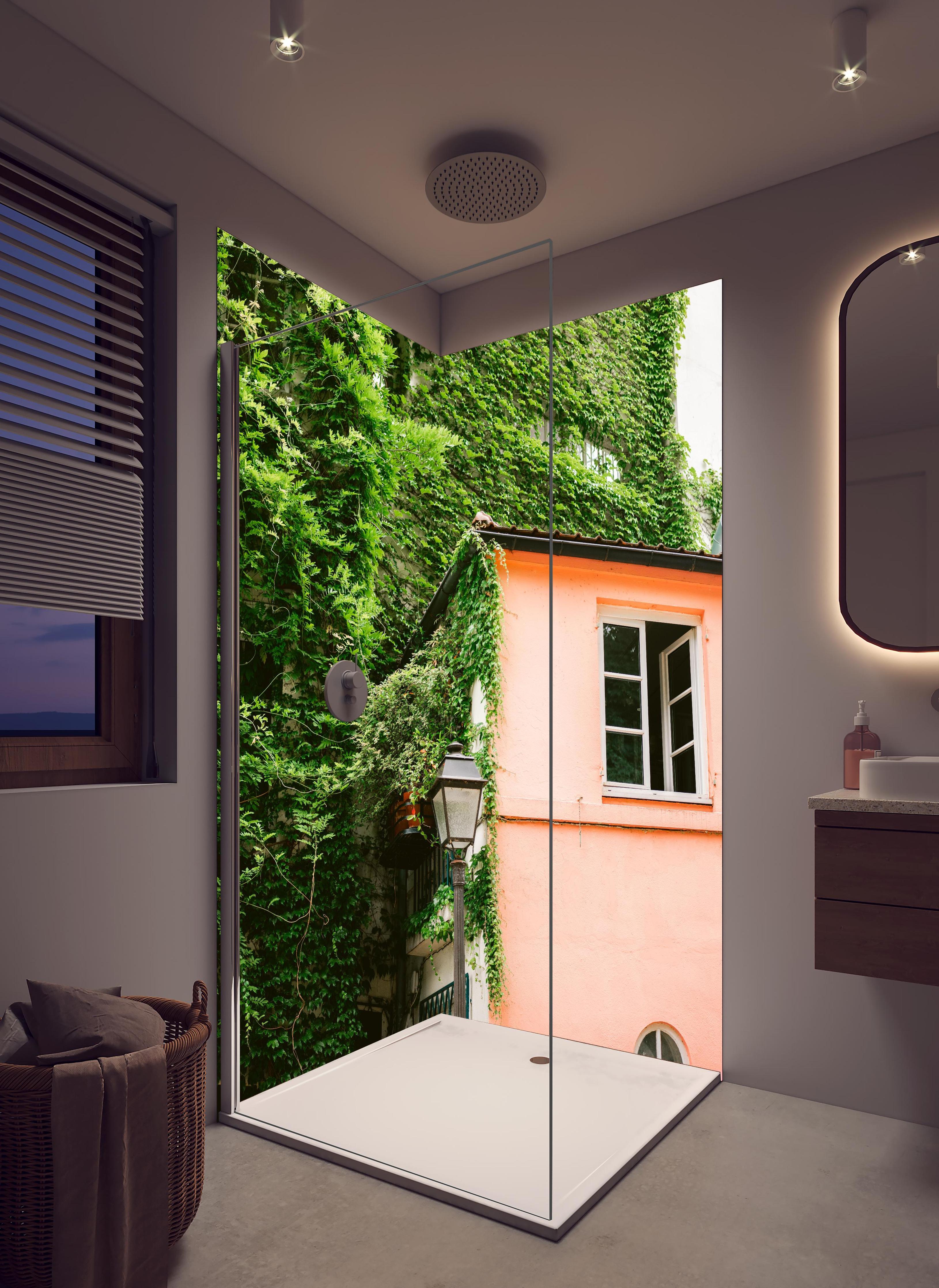 Duschrückwand - Montmartre Haus mit grüner Bepflanzung in hellem Badezimmer mit Regenduschkopf - zweiteilige Eck-Duschrückwand