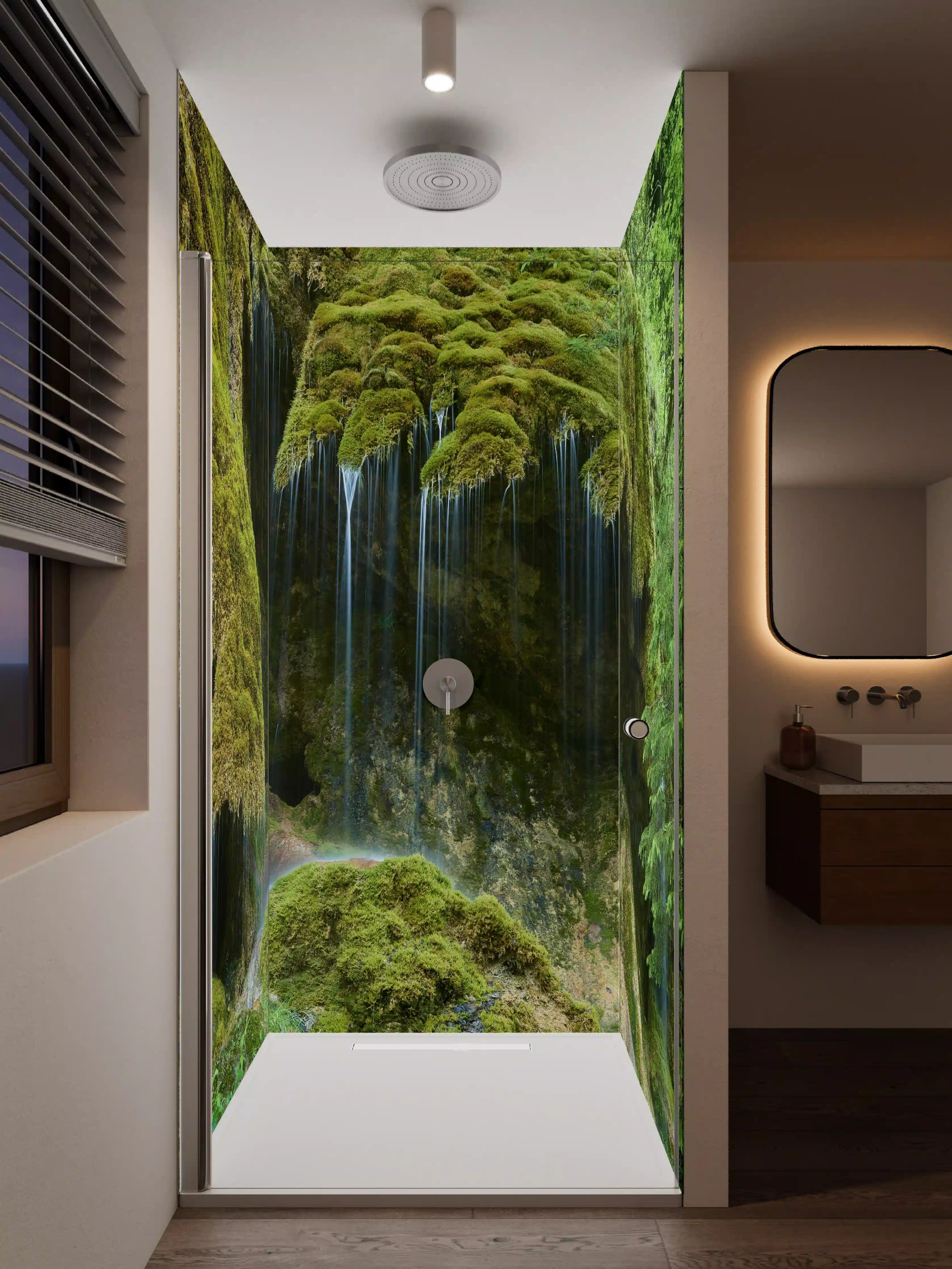 Duschrückwand - Moosbedeckter Wasserfall im Grünen