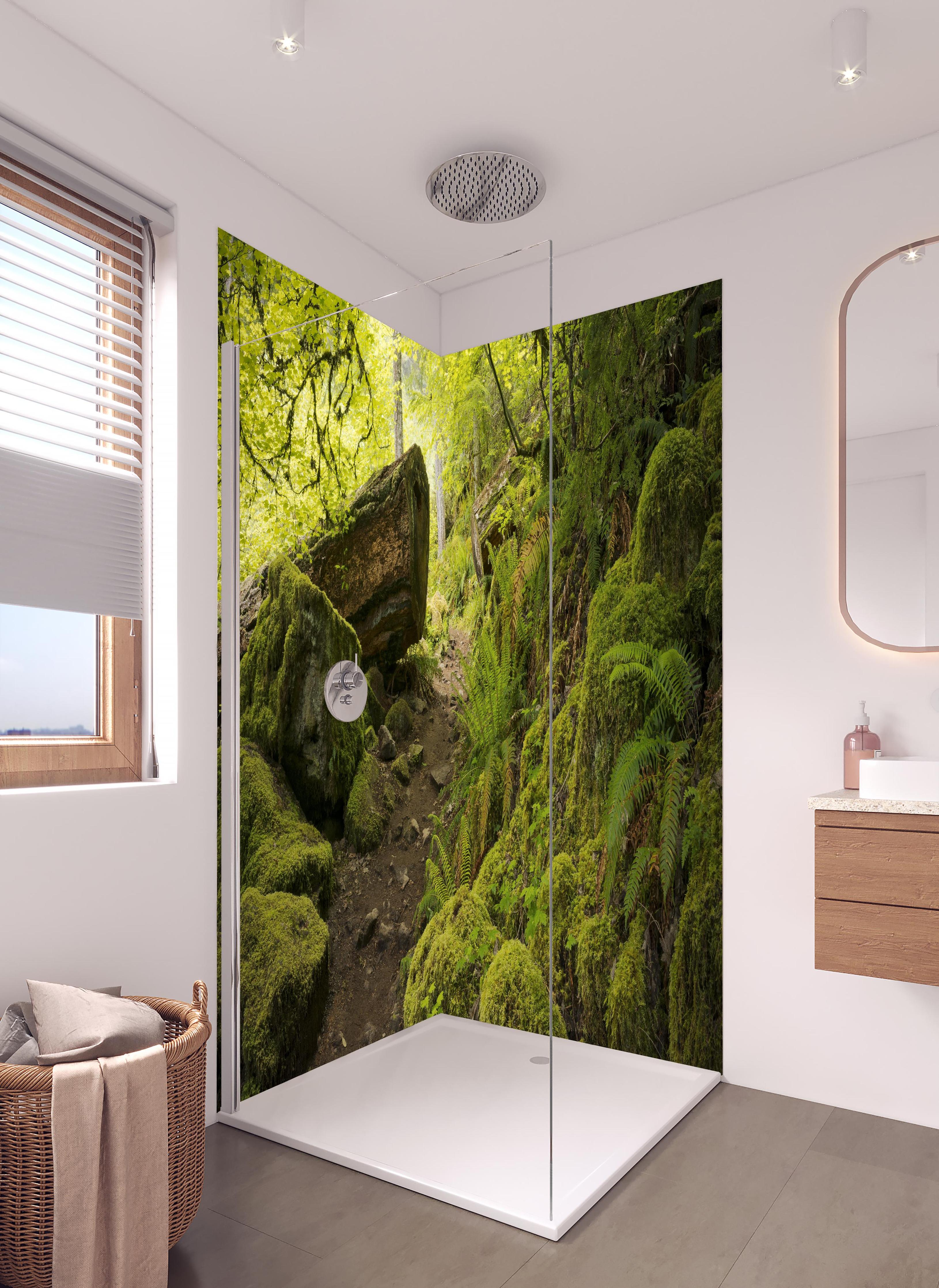 Duschrückwand - Moosiger Weg im Wald in hellem Badezimmer mit Regenduschkopf - zweiteilige Eck-Duschrückwand