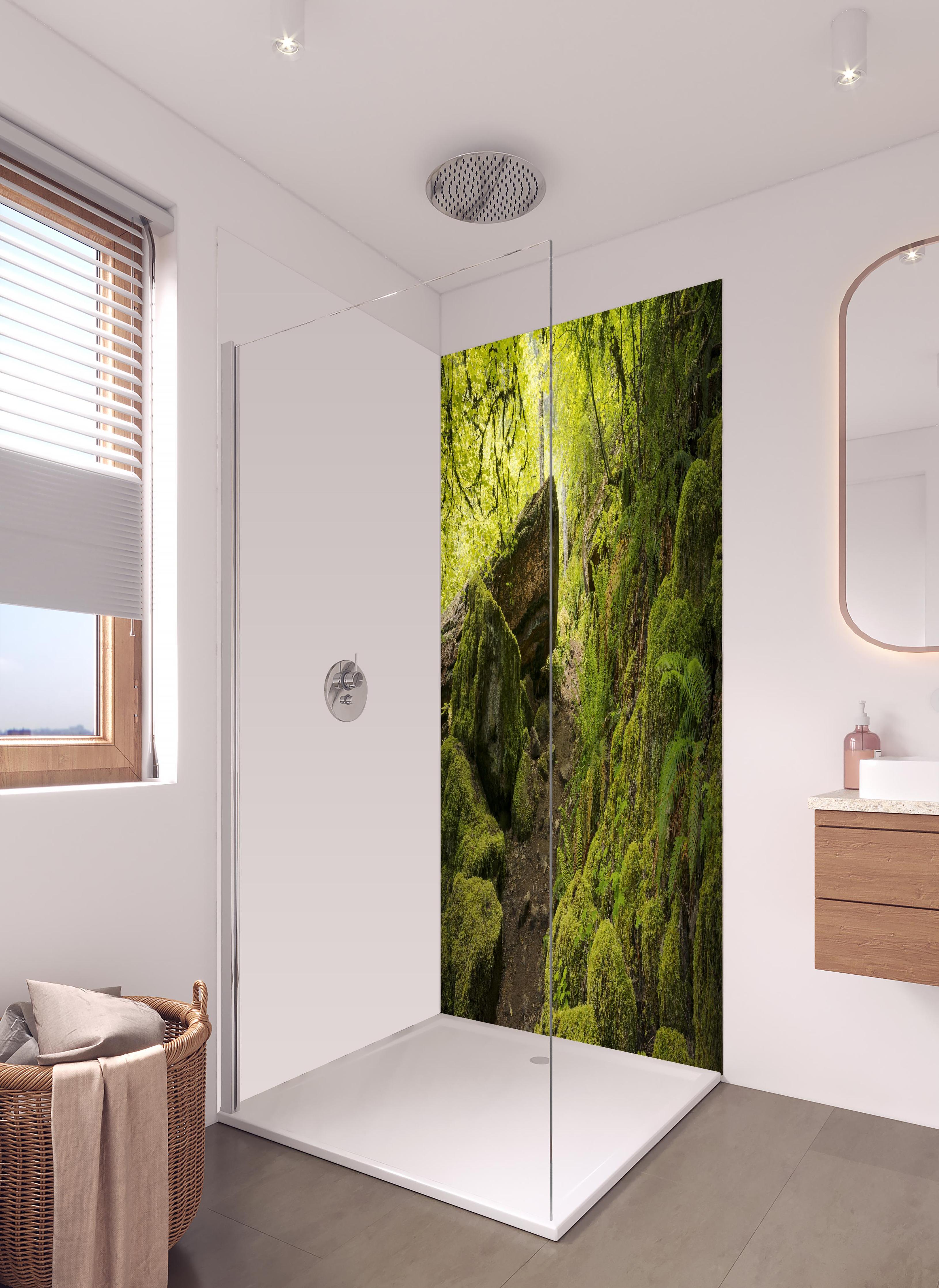 Duschrückwand - Moosiger Weg im Wald in hellem Badezimmer mit Regenduschkopf - zweiteilige Eck-Duschrückwand
