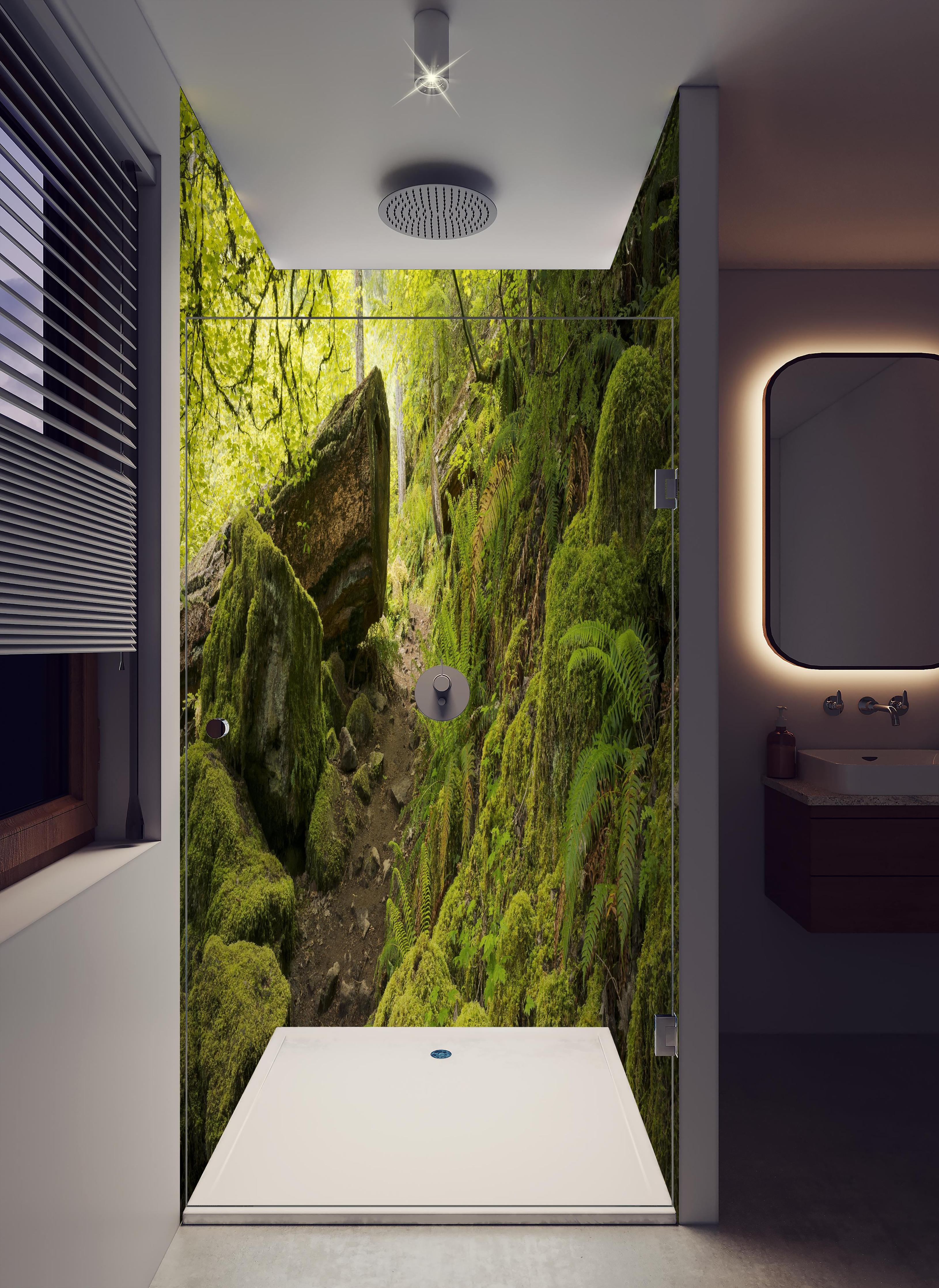 Duschrückwand - Moosiger Weg im Wald in hellem Badezimmer mit Regenduschkopf - zweiteilige Eck-Duschrückwand