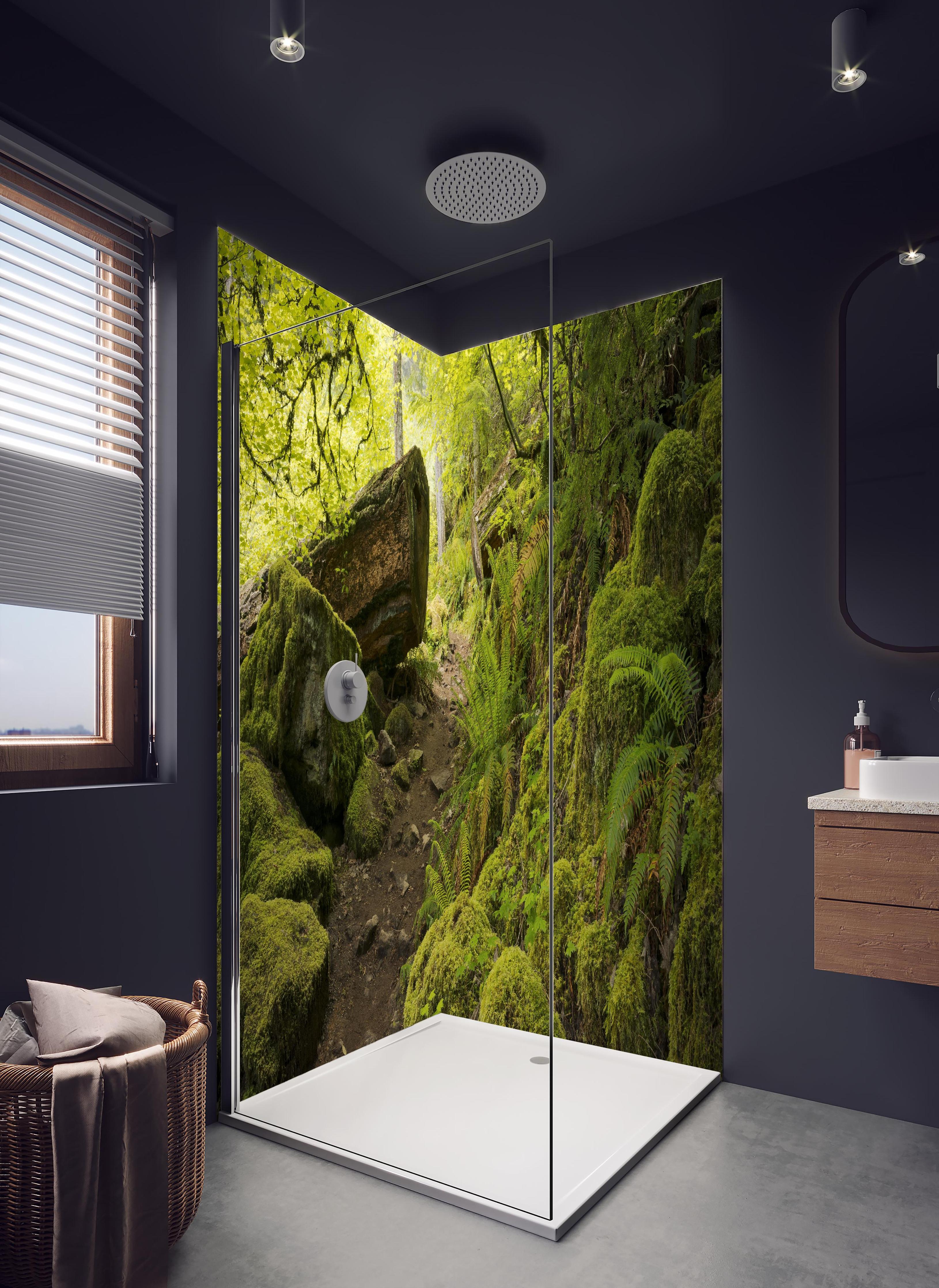 Duschrückwand - Moosiger Weg im Wald in hellem Badezimmer mit Regenduschkopf - zweiteilige Eck-Duschrückwand