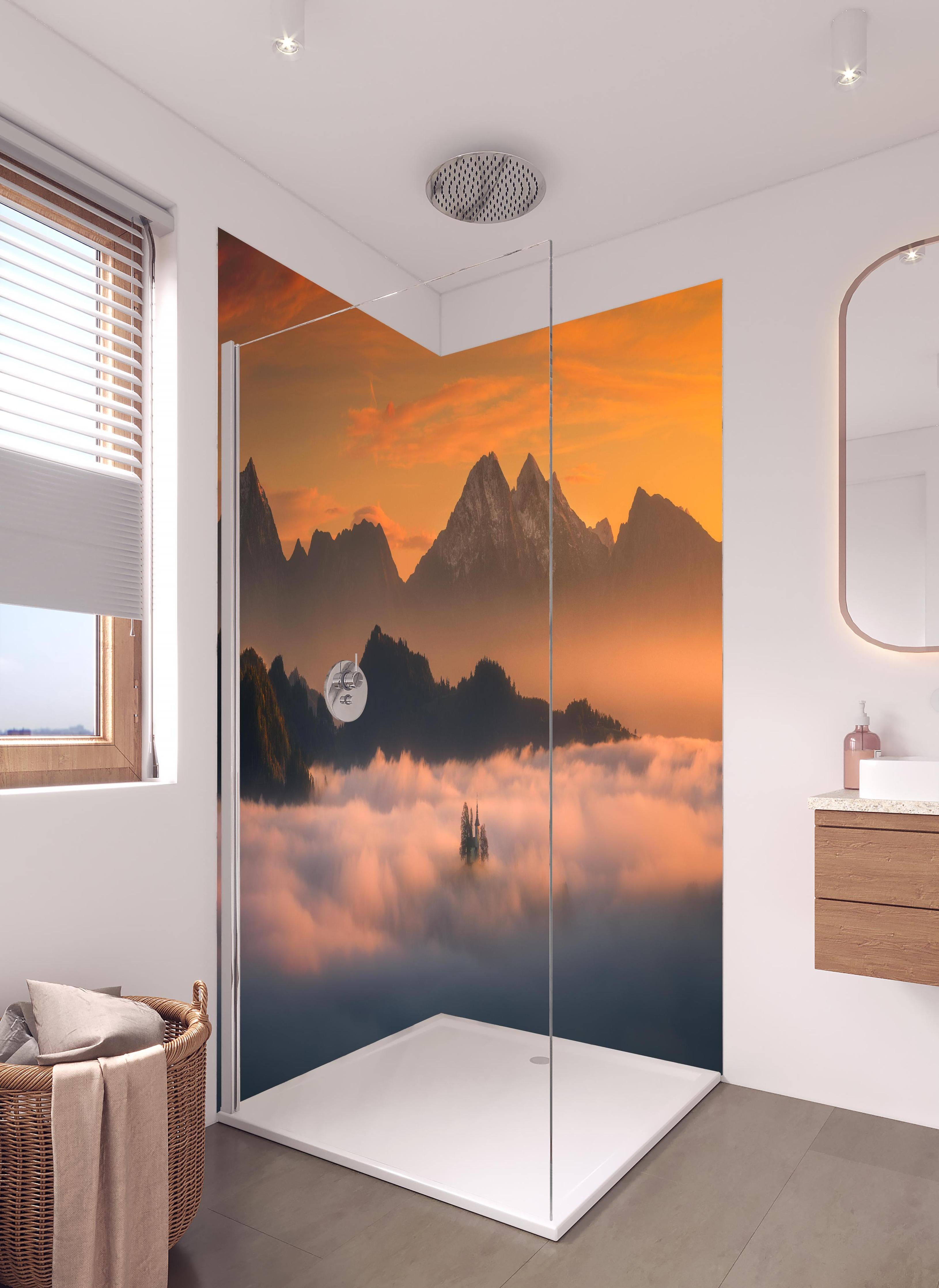 Duschrückwand - Morgenlicht über nebelbedeckten Gipfeln in hellem Badezimmer mit Regenduschkopf - zweiteilige Eck-Duschrückwand