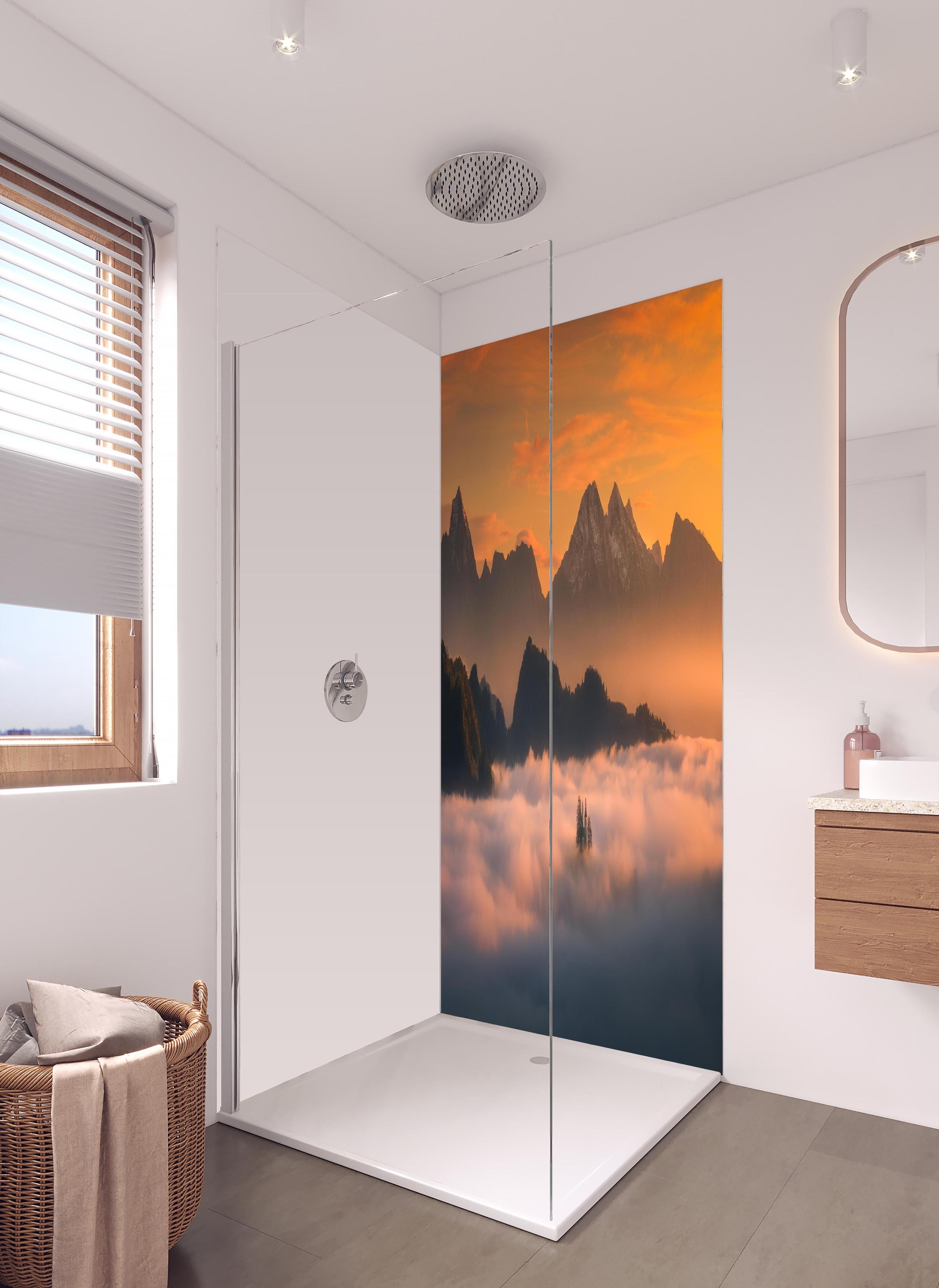 Duschrückwand - Morgenlicht über nebelbedeckten Gipfeln in hellem Badezimmer mit Regenduschkopf - zweiteilige Eck-Duschrückwand